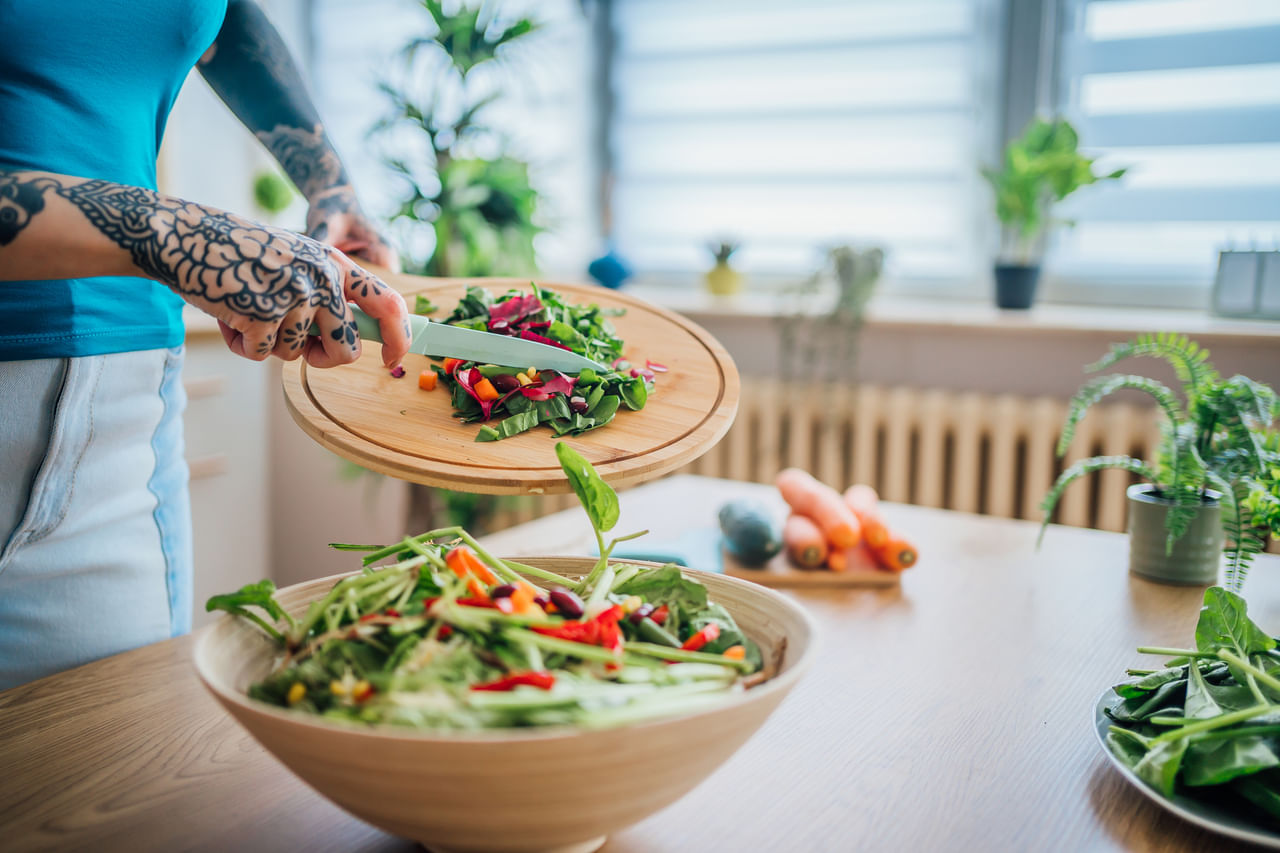 എണ്ണ, നട്സ്, വിത്തുകൾ എന്നിവ ഒഴിവാക്കുന്നത് നിങ്ങളുടെ ശരീരത്തിലെ അവശ്യ ഫാറ്റി ആസിഡുകളെ നഷ്ടപ്പെടുത്തുന്ന രീതിയാണ്. ഹോർമോൺ ഉൽപാദനത്തിനും ചർമ്മത്തിന്റെ ആരോഗ്യത്തിനും ആരോഗ്യകരമായ കൊഴുപ്പുകൾ നിർണായകമാണ്. ബത്രയുടെ അഭിപ്രായത്തിൽ, ഫ്ളാക്സ് സീഡുകൾ, ചിയ, ബദാം, വാൽനട്ട് എന്നിവ നിങ്ങളുടെ ഭക്ഷണത്തിൽ ചേർക്കുന്നത് നിരവധി ഗുണങ്ങൾ നൽകും. ഇവയിൽ ഒമേഗ-3 ഫാറ്റി ആസിഡുകൾ, ആന്റിഓക്‌സിഡന്റുകൾ, മൊത്തത്തിലുള്ള ആരോഗ്യത്തെ പിന്തുണയ്ക്കുന്ന മറ്റ് പോഷകങ്ങൾ എന്നിവ അടങ്ങിയിട്ടുണ്ട്.  (Image Credits: GettyImages)