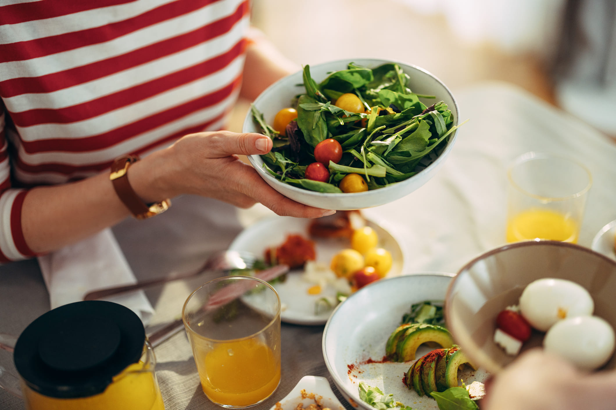 ഡയറ്റിൻ്റെ ഭാഗമായി സാലഡുകളെ അമിതമായി കഴിക്കുന്നതും കാർബോഹൈഡ്രേറ്റ് പൂർണ്ണമായും ഒഴിവാക്കുന്നതും വരെ തെറ്റുകളാണ്. ഇക്കാര്യത്തിൽ പോഷകാഹാര വിദഗ്ദ്ധയായ ലോവ്നീത് ബത്ര തന്റെ ഇൻസ്റ്റാഗ്രാമിൽ പങ്കുവച്ച, സ്ത്രീകൾ പലപ്പോഴും ചെയ്യുന്ന ഈ സാധാരണ തെറ്റുകൾ എന്തെല്ലാമെന്ന് നോക്കാം. (Image Credits: GettyImages)