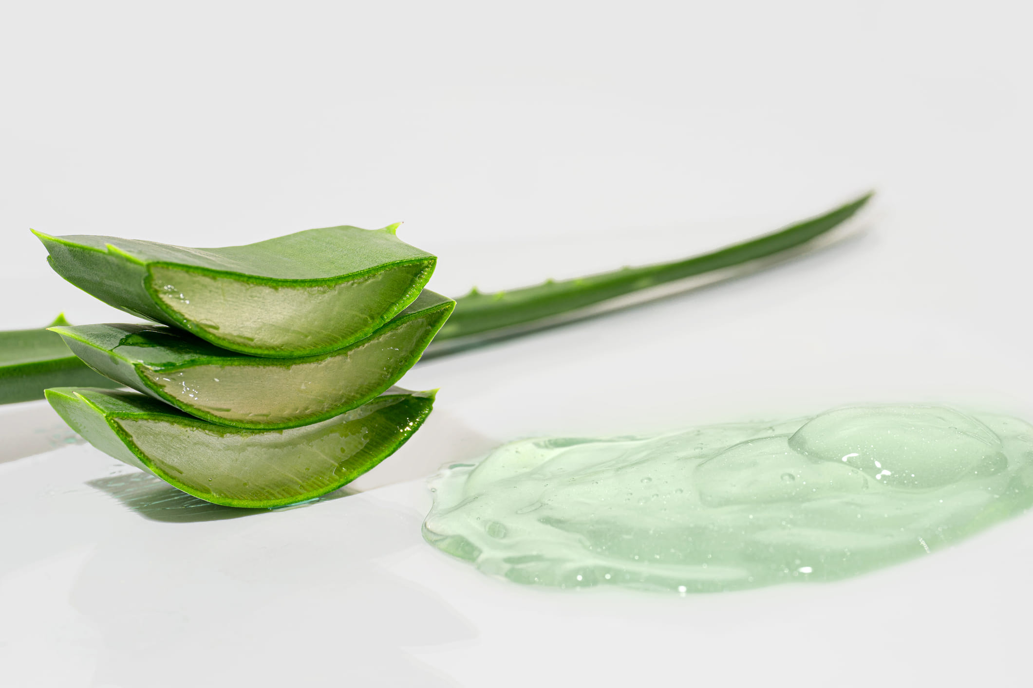 സെൻസിറ്റീവ് ചർമ്മമുള്ള എല്ലാവർക്കും അനുയോജ്യമായ ഒരു മാർ​ഗം കൂടിയാണിത്. കൂടാതെ നേരിയ സൂര്യപ്രകാശത്തിൻ്റെ അപകടസാധ്യതകളിൽ നിന്ന് തടയാനും ഈ ഐസ് ക്യൂബുകൾക്ക് സാധിക്കും. ചർമ്മത്തിലെ കറുപ്പ് നിറം മാറ്റുകയും വീക്കം, ചൊറിച്ചിൽ എന്നിവ തടയുകയും ചെയ്യുന്നു. സൺസ്ക്രീൻ ഉപയോ​ഗിക്കാൻ താല്പര്യമില്ലാത്തവർക്ക് ഇത് നല്ലൊരു ഓപ്ഷനാണ്. (​Image Credits: Gettyimages)
