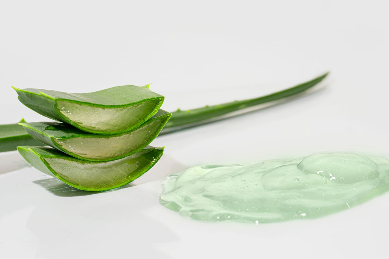 സെൻസിറ്റീവ് ചർമ്മമുള്ള എല്ലാവർക്കും അനുയോജ്യമായ ഒരു മാർ​ഗം കൂടിയാണിത്. കൂടാതെ നേരിയ സൂര്യപ്രകാശത്തിൻ്റെ അപകടസാധ്യതകളിൽ നിന്ന് തടയാനും ഈ ഐസ് ക്യൂബുകൾക്ക് സാധിക്കും. ചർമ്മത്തിലെ കറുപ്പ് നിറം മാറ്റുകയും വീക്കം, ചൊറിച്ചിൽ എന്നിവ തടയുകയും ചെയ്യുന്നു. സൺസ്ക്രീൻ ഉപയോ​ഗിക്കാൻ താല്പര്യമില്ലാത്തവർക്ക് ഇത് നല്ലൊരു ഓപ്ഷനാണ്. (​Image Credits: Gettyimages)