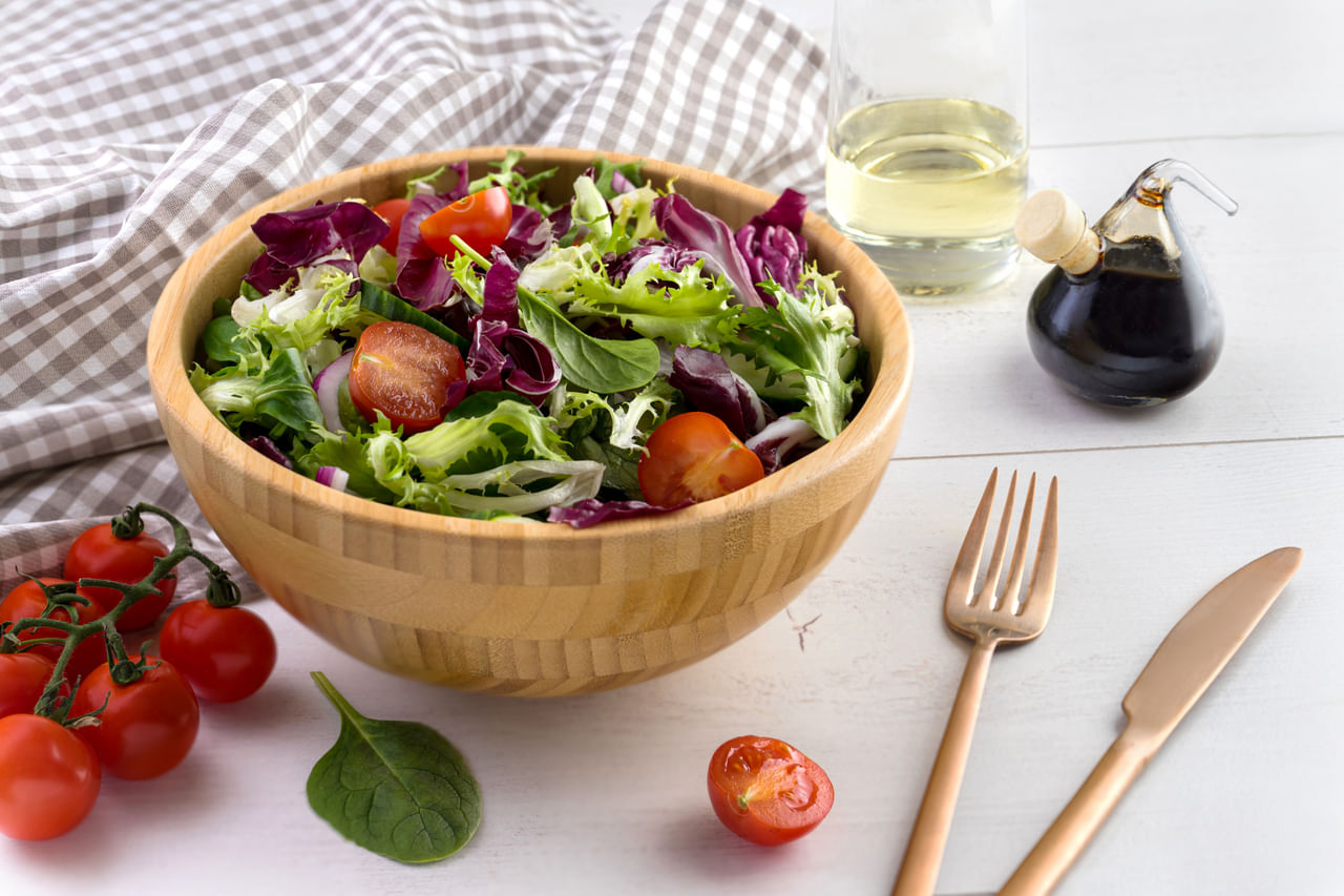 കൂടാതെ മലബന്ധം, വയറു വീർക്കൽ എന്നിവ കുറയ്ക്കാനും സഹായിക്കും. എല്ലാ ഉപവാസ രീതികളും ഇത്തരത്തിൽ ​ഗുണകരമാകണമെന്നില്ല. ഒരുദിവസത്തെ ഉപവാസം അവസാനിക്കുമ്പോൾ കട്ടിയുള്ളതോ, വറുത്തതോ, കൊഴുപ്പുള്ളതോ ആയ ഭക്ഷണങ്ങൾ കഴിക്കുന്നത് ആമാശയത്തെ കുഴപ്പത്തിലാക്കുന്നു. ഇത് വയറ് വീർത്തുകെട്ടാൻ കാരണമാകുന്ന രീതിയാണ്. അതിനാൽ വളരെ ലളിതമായ ഭക്ഷണരീതി ശീലിക്കുക. (Image Credits: Getty Images)