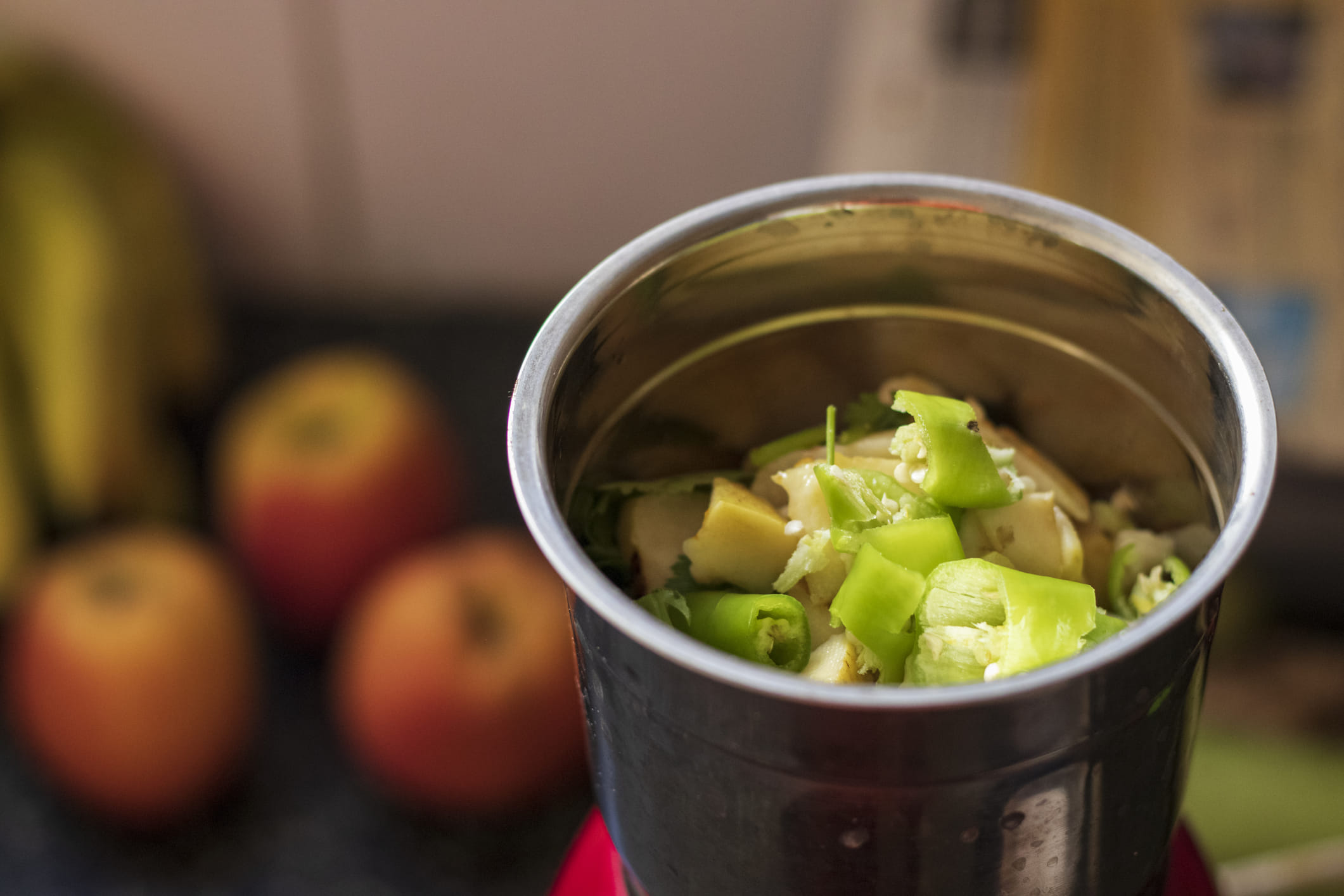 വളരെയധികം ഉണങ്ങിയതോ കട്ടിയുള്ളതോ ആയ വസ്തുക്കൾ പൊടിക്കാൻ ശ്രമിക്കുന്നത് ബ്ലേഡിനും മോട്ടറിനും കേടുകൾ വരുത്തും. അതിനായി വെള്ളം എണ്ണം എന്നിങ്ങനെ അനുയോജ്യമായ ചേരുവകൾ ചേർത്ത് അരയ്ക്കാൻ ശ്രമിക്കുക. ആവശ്യത്തിന് വെള്ളം ഒഴിക്കാൻ എപ്പോഴും ശ്രദ്ധിക്കേണ്ട കാര്യമാണ്. (Image Credits: Getty Images)
