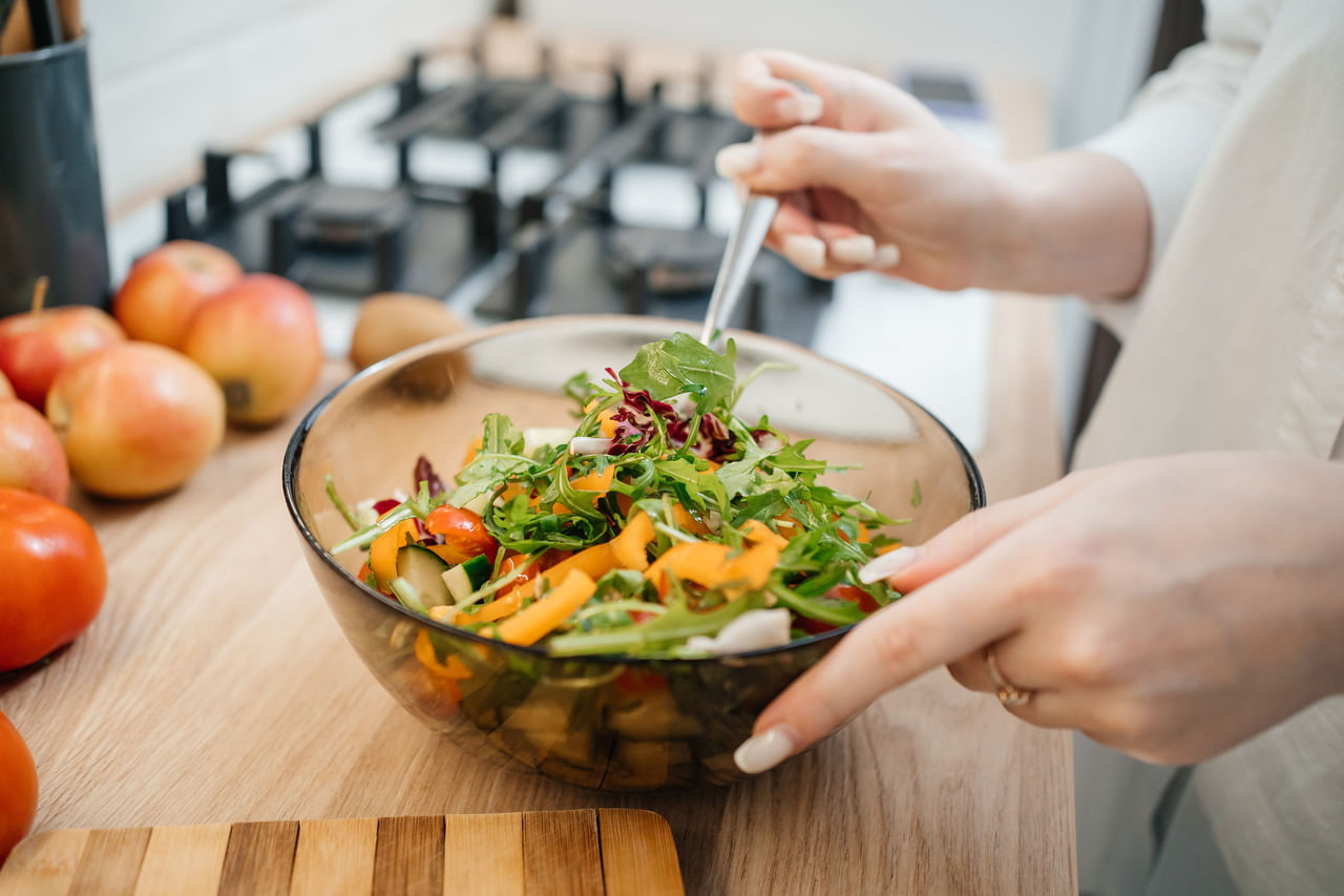 യാതൊരുവിധ നിർദ്ദേശങ്ങളും പാലിക്കാതെ ഭക്ഷണം ഒഴിവാക്കുന്നത്, സമ്മർദ്ദ ഹോർമോണിൻ്റെ വർദ്ധനവിനും, മെറ്റബോളിസത്തിന്റെ മോശം അവസ്ഥയ്ക്കും കാരണമാകുന്നു. ഇത് മൊത്തത്തിലുള്ള ആരോഗ്യത്തെയും ശരീരഭാരം കുറയ്ക്കാനുള്ള ശ്രമങ്ങളെയും പ്രതികൂലമായി ബാധിക്കും. അതിനാൽ ഡയറ്റെടുക്കുമ്പോൾ കൃത്യമായ നിർദ്ദേശത്തോടുകൂടി എടുക്കേണ്ടതാണ്. (Image Credits: GettyImages)