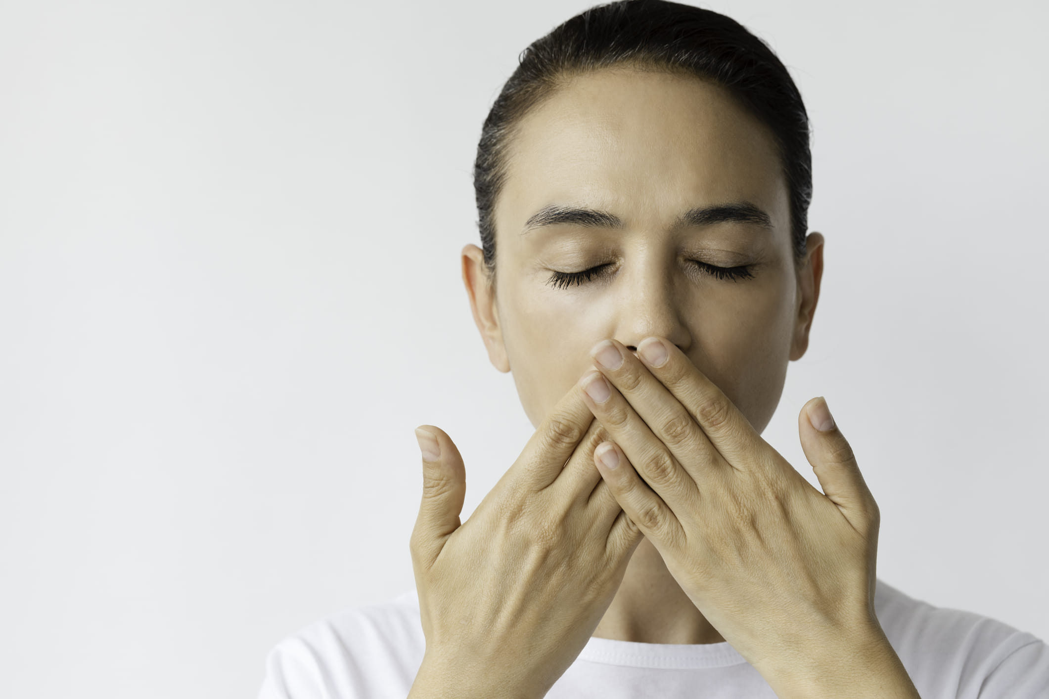 ഈ ആരോഗ്യ ഗുണങ്ങൾക്ക് ഉപരി, ഉള്ളി കഴിച്ചതിന് ശേഷം എത്ര വായ കഴുകിയാലും വായ്‌നാറ്റം ഒരു സാധാരണ പ്രശ്‌നമാണ്. പച്ച ഉള്ളി കഴിച്ചതിന് ശേഷമുള്ള രൂക്ഷഗന്ധം കാരണം മിക്കവരും അത് കഴിക്കാൻ മടിക്കാറുണ്ട്. പ്രത്യേകിച്ച് പുറത്തുപോകുകയാണെങ്കിൽ. ഈ പ്രശ്നം പരിഹരിക്കാനുള്ള ചില എളുപ്പവിദ്യകൾ എന്താണെന്ന് നോക്കാം. (Image Credits: GettyImages)
