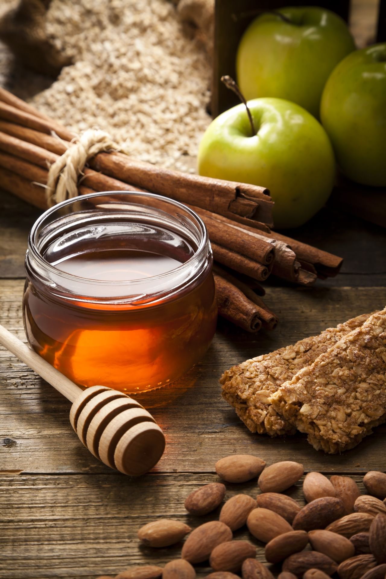 തിളക്കമുള്ളതും മുഖക്കുരു ഇല്ലാത്തതുമായ മുഖകാന്തി ആരാണ് ആഗ്രഹിക്കാത്തത്. അതിന് എത്ര വിലപിടിപ്പുള്ള സൗന്ദര്യവർദ്ധക വസ്തുക്കളും വാങ്ങാൻ നമ്മൾ തയ്യാറാണ്. എന്നാൽ മുഖത്ത് ഉപയോഗിക്കുന്ന ഉല്പന്നങ്ങളുടെ ഗുണമേന്മ വളരെ പ്രധാനമാണ്. അതിനാൽ വീട്ടിൽ തന്നെ തയ്യാറാക്കാൻ സാധിക്കുന്ന ഒരു ഫേസ് പാക്കിൻ്റെ കൂട്ട് പരിചയപ്പെട്ടാലോ. (Image Credits: Getty Images)