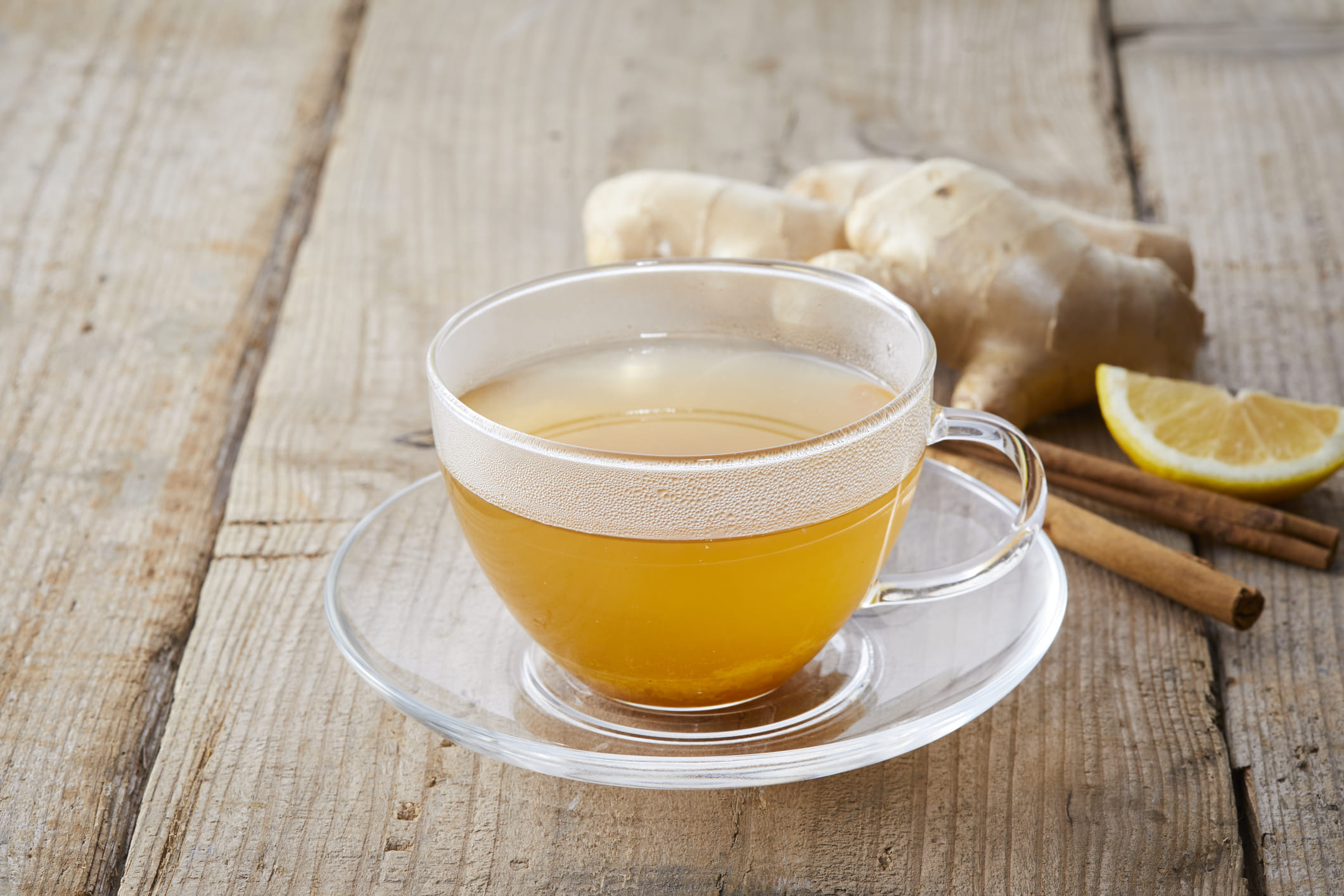 ചായ കുടിക്കുന്നത് ഗ്യാസ്, വയറു വീർക്കൽ എന്നിവയ്ക്ക് കാരണമാകും. ചായ കുടിക്കാൻ ഏറ്റവും അനുയോജ്യമായ സമയം പ്രഭാതഭക്ഷണത്തിന് ശേഷമാണ്. ഇത് അസിഡിറ്റി സാധ്യത കുറയ്ക്കുന്നു. ഉച്ചകഴിഞ്ഞും നിങ്ങൾക്ക് ചായ കുടിക്കാം. നിങ്ങളുടെ ശരീരത്തിന് ജലാംശം നൽകുന്ന, ദഹനത്തെ സഹായിക്കുന്ന, ഉന്മേഷവാനാക്കുന്ന എന്തെങ്കിലും പാനീയങ്ങൾ തിരഞ്ഞെടുക്കുന്നതാണ് കൂടുതൽ ഉചിതം. (Image Credits: Gettyimages)
