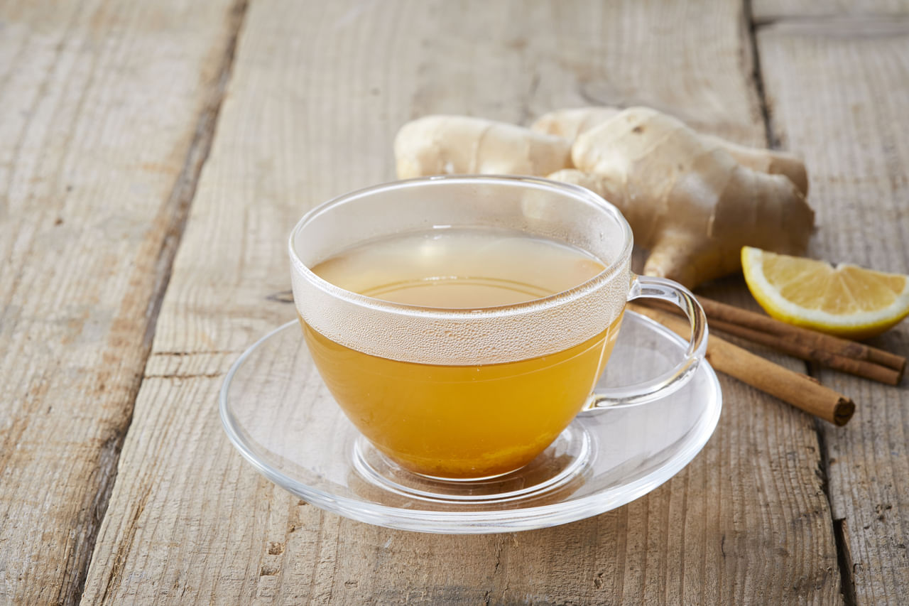 ചായ കുടിക്കുന്നത് ഗ്യാസ്, വയറു വീർക്കൽ എന്നിവയ്ക്ക് കാരണമാകും. ചായ കുടിക്കാൻ ഏറ്റവും അനുയോജ്യമായ സമയം പ്രഭാതഭക്ഷണത്തിന് ശേഷമാണ്. ഇത് അസിഡിറ്റി സാധ്യത കുറയ്ക്കുന്നു. ഉച്ചകഴിഞ്ഞും നിങ്ങൾക്ക് ചായ കുടിക്കാം. നിങ്ങളുടെ ശരീരത്തിന് ജലാംശം നൽകുന്ന, ദഹനത്തെ സഹായിക്കുന്ന, ഉന്മേഷവാനാക്കുന്ന എന്തെങ്കിലും പാനീയങ്ങൾ തിരഞ്ഞെടുക്കുന്നതാണ് കൂടുതൽ ഉചിതം. (Image Credits: Gettyimages)