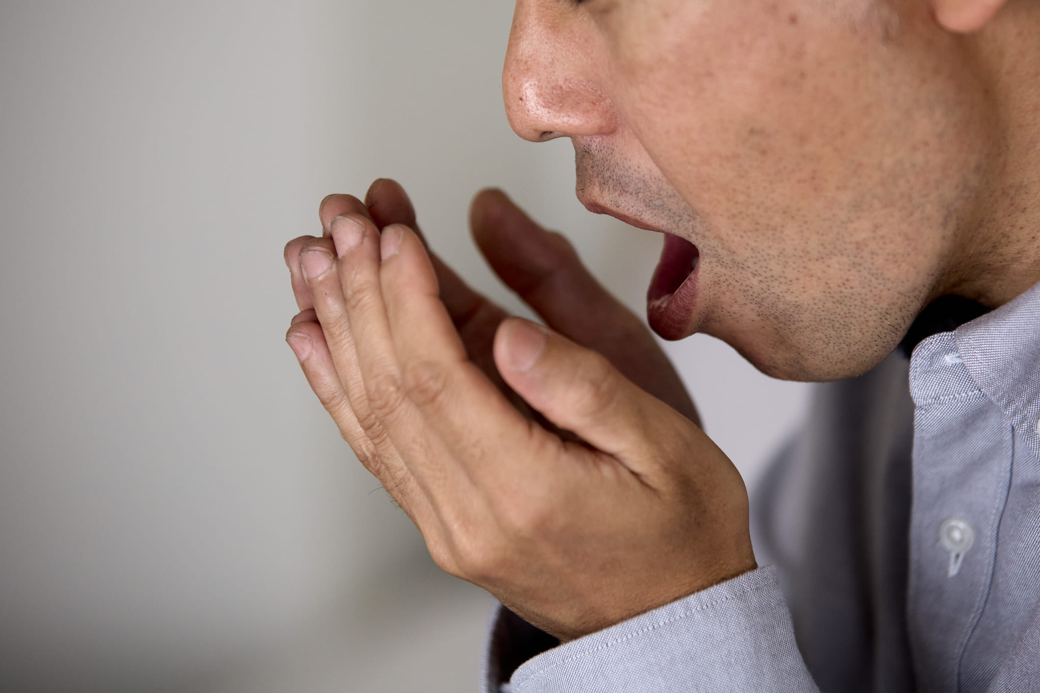 ഇങ്ങനെ ചെയ്യുന്നതിലൂടെ അവയുടെ രൂക്ഷഗന്ധം വളരെയധികം ഇല്ലാതാകുന്നു. വിനാഗിരി ദുർഗന്ധം കുറയ്ക്കുക മാത്രമല്ല, രുചി വർദ്ധിപ്പിക്കുകയും ചെയ്യുന്നു. ഇനി നിങ്ങൾക്ക് ഇതൊന്നും ചെയ്യാൻ പറ്റിയില്ലെങ്കിൽ, ഉള്ളി കഴിച്ചതിന് ശേഷം ഒരു സ്പൂൺ പെരുംജീരകം ചവയ്ക്കുക. ഇങ്ങനെ ചെയ്യുന്നത് ദഹനത്തിനും നല്ലതാണ്. (Image Credits: GettyImages)
