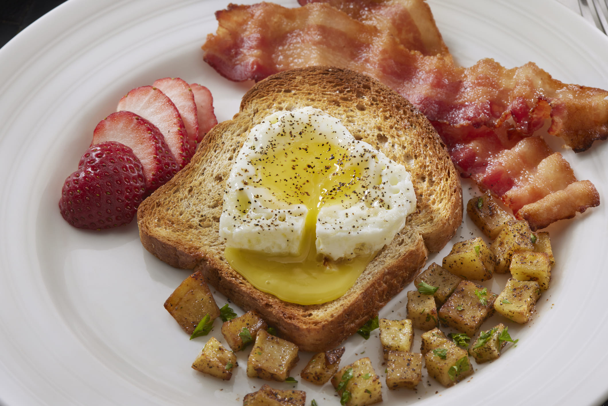 ചായയും കാപ്പിയും: പലരും ചായയോ കാപ്പിയോ ഉപയോഗിച്ചാണ് ദിവസം ആരംഭിക്കുന്നത്. പക്ഷേ ഇത് വളരെ ദോഷകരമാണ്. ഈ പാനീയങ്ങളിൽ അടങ്ങിയിരിക്കുന്ന കഫീൻ വെറും വയറ്റിൽ  കഴിക്കുമ്പോൾ ആമാശയത്തിലെ അസിഡിറ്റി വർദ്ധിപ്പിക്കും. ഇത് വീക്കത്തിനും വയറു വേദനയ്ക്കും കാരണമാകും, കൂടാതെ ഗ്യാസ്ട്രിക് പ്രശ്നങ്ങൾക്കും വഷളാക്കുന്നു.  (Image Credits: Getty Images)
