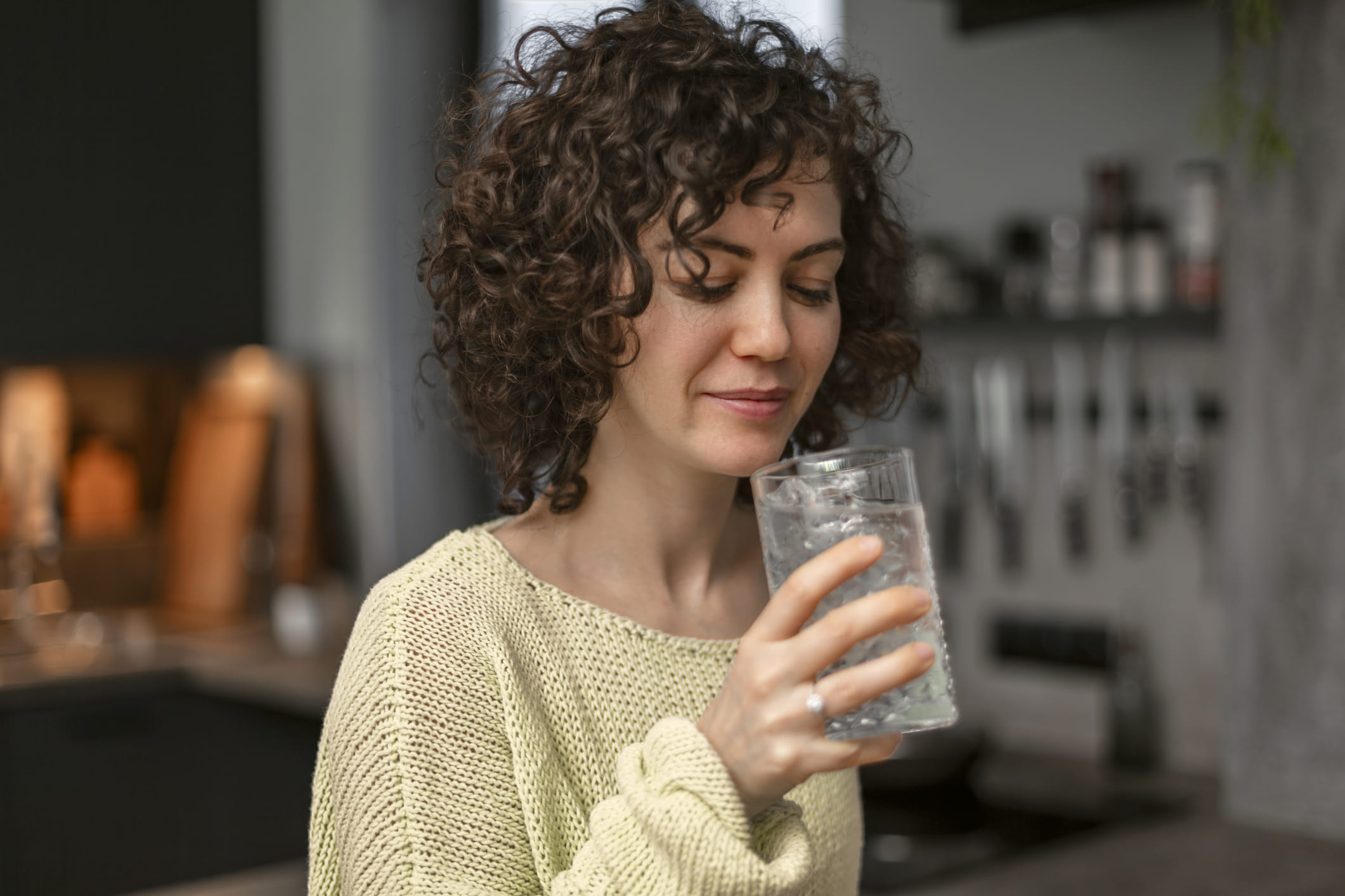ഭക്ഷണത്തിനു ശേഷം വെള്ളം കുടിക്കുന്നതിനെയാണ് പലരും പ്രോത്സാഹിപ്പിക്കുന്നത്. ഭക്ഷണത്തിനു ശേഷം വെള്ളം കുടിക്കണോ വേണ്ടയോ എന്നതിനെക്കുറിച്ച് വലിയ പഠനങ്ങൾ വരെ നടന്നിട്ടുണ്ട്. അപ്പോഴും  മിതമായ അളവിൽ മാത്രമെ വെള്ളം കുടിക്കാവൂ. ജലാംശം നിലനിർത്തുകയും ചെയ്യണം. ഭക്ഷണശേഷം വെള്ളം കുടിക്കുന്നത് അമിതമായി ഭക്ഷണം കഴിച്ച് വയറ്റിൽ ഭാരം ഉണ്ടാകാതിരിക്കാൻ സഹായിക്കും. (Image Credits: GettyImages)
