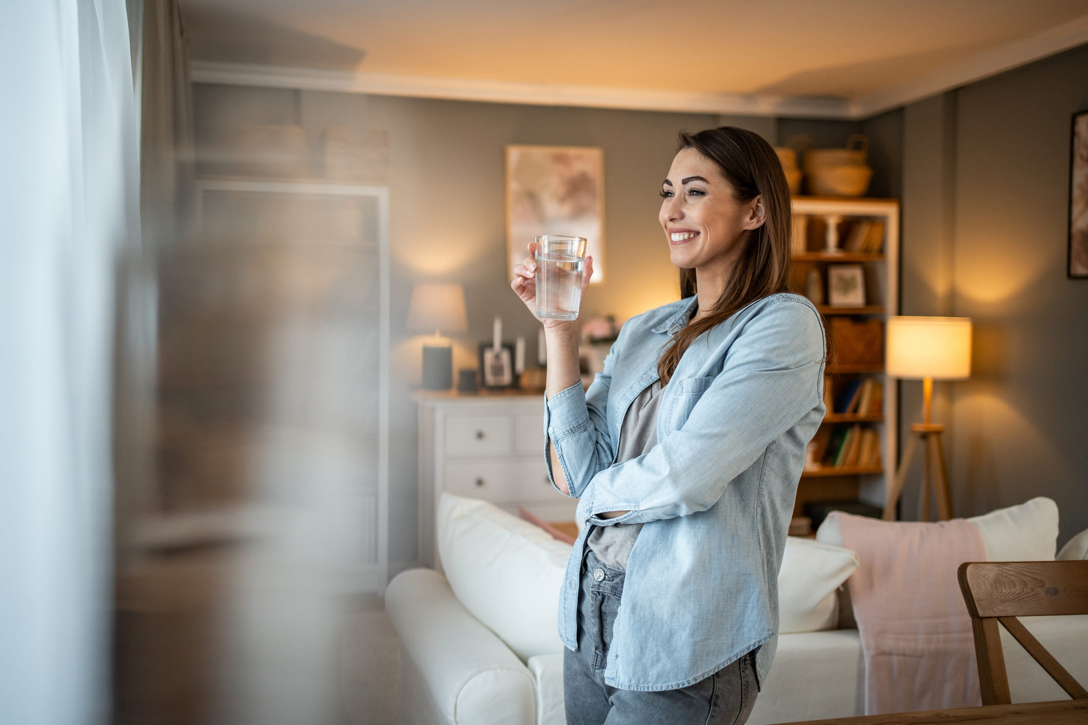 പുരാതന ​ഗ്രന്ഥങ്ങളെ അടിസ്ഥാനപ്പെടുത്തി പറഞ്ഞാൽ, ഭക്ഷണത്തിന് തൊട്ടുമുമ്പ് വെള്ളം കുടിക്കുന്നതിനെ പ്രോത്സാഹിപ്പിക്കുന്നില്ല. കാരണം വെള്ളം ദഹനരസങ്ങളെ നേർപ്പിക്കുകയും, ഇത് ദഹന പ്രക്രിയയെ മന്ദഗതിയിലാക്കുകയും ചെയ്യുന്നു. ഭക്ഷണത്തിന് മുമ്പ് വെള്ളം കുടിക്കുന്നത് കഴിക്കുന്ന മൊത്തം കലോറിയുടെ അളവ് കുറയ്ക്കുമെന്ന് ഗവേഷണങ്ങൾ പറയുന്നു. (Image Credits: GettyImages)
