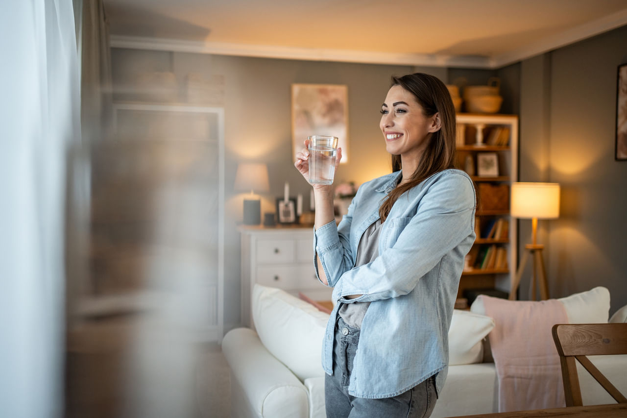 പുരാതന ​ഗ്രന്ഥങ്ങളെ അടിസ്ഥാനപ്പെടുത്തി പറഞ്ഞാൽ, ഭക്ഷണത്തിന് തൊട്ടുമുമ്പ് വെള്ളം കുടിക്കുന്നതിനെ പ്രോത്സാഹിപ്പിക്കുന്നില്ല. കാരണം വെള്ളം ദഹനരസങ്ങളെ നേർപ്പിക്കുകയും, ഇത് ദഹന പ്രക്രിയയെ മന്ദഗതിയിലാക്കുകയും ചെയ്യുന്നു. ഭക്ഷണത്തിന് മുമ്പ് വെള്ളം കുടിക്കുന്നത് കഴിക്കുന്ന മൊത്തം കലോറിയുടെ അളവ് കുറയ്ക്കുമെന്ന് ഗവേഷണങ്ങൾ പറയുന്നു. (Image Credits: GettyImages)