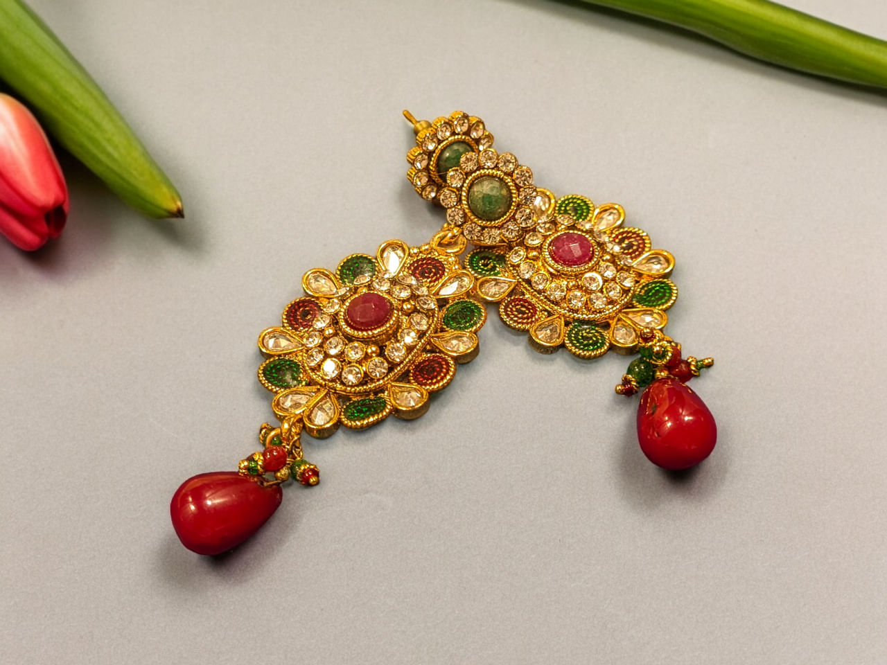 സ്വർണവില ദിവസേന കുതിച്ചുയരുകയാണ്. ഇനിയുള്ള കാലം ഒരു തരി പൊന്ന് വാങ്ങണമെങ്കിൽ അല്പം വിയർക്കും. ഇന്ന് ഒരു പവൻ സ്വർണത്തിന് 81440 രൂപയാണ് നൽകേണ്ടത്. ​ഗ്രാമിനാകട്ടെ 10180 രൂപയും. പണികൂലിയും ജിഎസ്ടിയും എല്ലാം ചേർത്താൽ ഒരു പവന് ഏകദേശം 85000ത്തിനടുത്ത് നൽകേണ്ടി വരും. അതുകൊണ്ട് പലരും ഇന്ന് ആശ്രയിക്കുന്നത് ഫാൻസി ആഭരണങ്ങളാണ്. (Image Credits: Gettyimages)