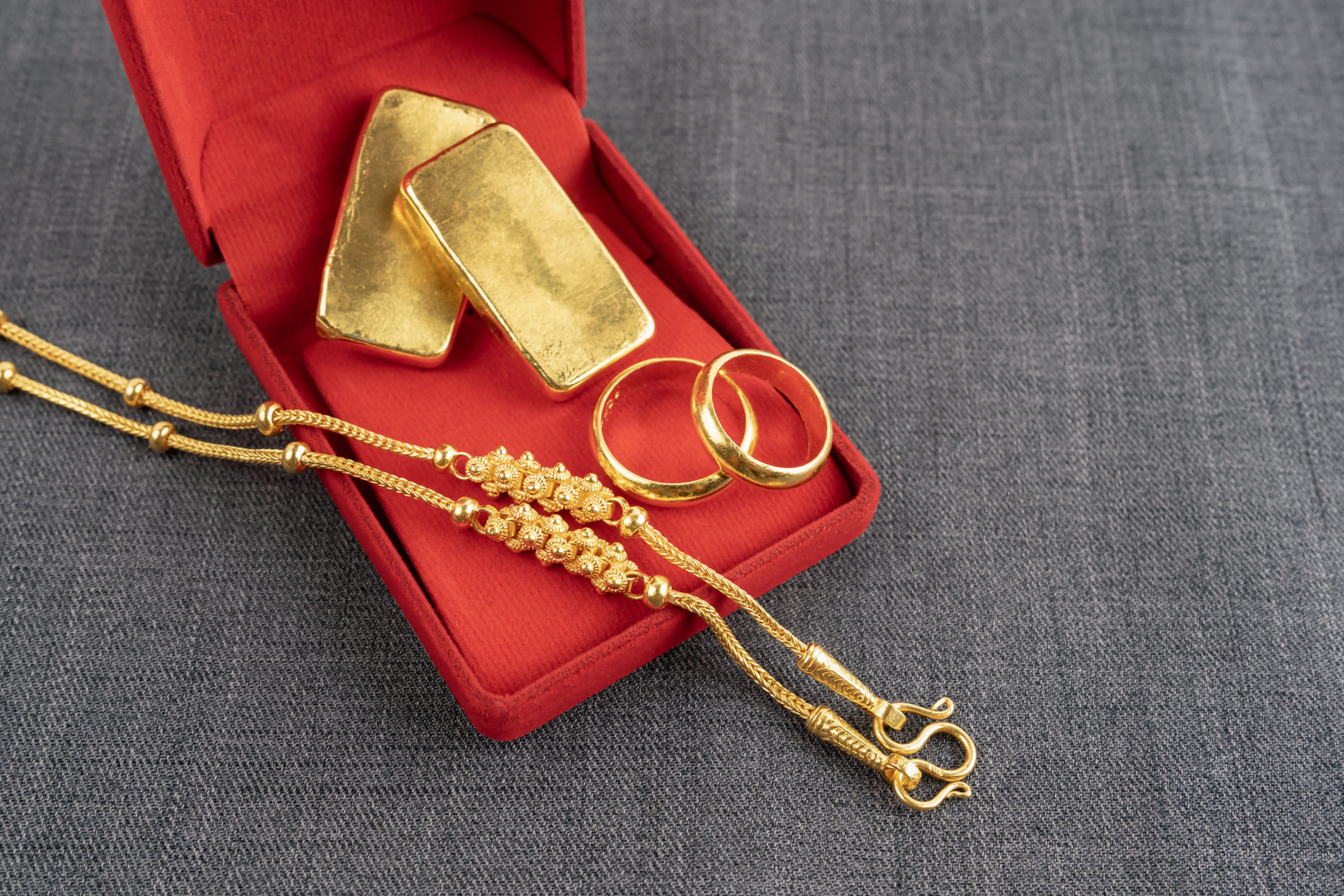 വിലക്കുറവിൽ ഏറ്റവും ഭം​ഗിയുള്ള ഫാൻസി ആഭരണങ്ങൾ കിട്ടുമ്പോൾ എന്തിനാണ് സ്വർണം വാങ്ങാൻ കഷ്ടപ്പെടുന്നതെന്നാണ് പലരും ചിന്തിക്കുന്നത്. എന്നാൽ പല ആഘോഷങ്ങളും കഴിഞ്ഞ് തിരികെയെത്തിയാൽ ഇത്തരം ഫാൻസി മാലകളും കമ്മലുകളും എവിടെയെങ്കിലും അശ്രദ്ധമായി ഊരിയെറിയുകയാണ് പതിവ്. (Image Credits: Gettyimages)
