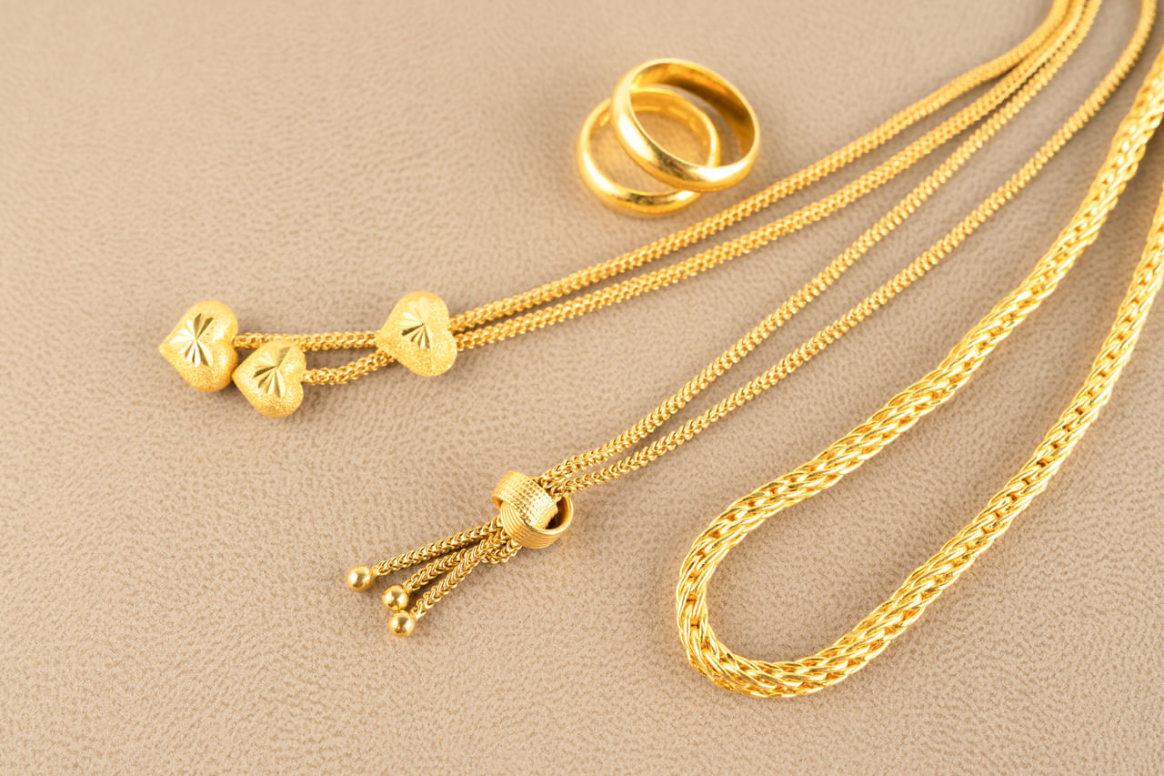 വിലക്കുറവായതിനാൽ സൂക്ഷിച്ചു വയ്ക്കുന്ന കാര്യത്തിൽ പലരും പിന്നിലാണ്. എങ്കിലും അടുത്ത ആഘോഷത്തിന് വീണ്ടും ഉപയോ​ഗിക്കാൻ ഇവ സൂക്ഷിച്ച് വച്ചേ മതിയാകു. ഇങ്ങനെ അശ്രദ്ധമായി കൈകാര്യം ചെയ്താൽ അവ നാശമായി പോകാനും നിറം മങ്ങാനുമുള്ള സാധ്യത ഏറെയാണ്. ഇത്തരം ആഭരണങ്ങൾ നിറം മങ്ങാതെ സൂക്ഷിക്കാൻ ശ്രദ്ധിക്കേണ്ട കാര്യങ്ങൾ എന്തൊക്കെയാണെന്ന് നമുക്ക് നോക്കാം. (Image Credits: Gettyimages)