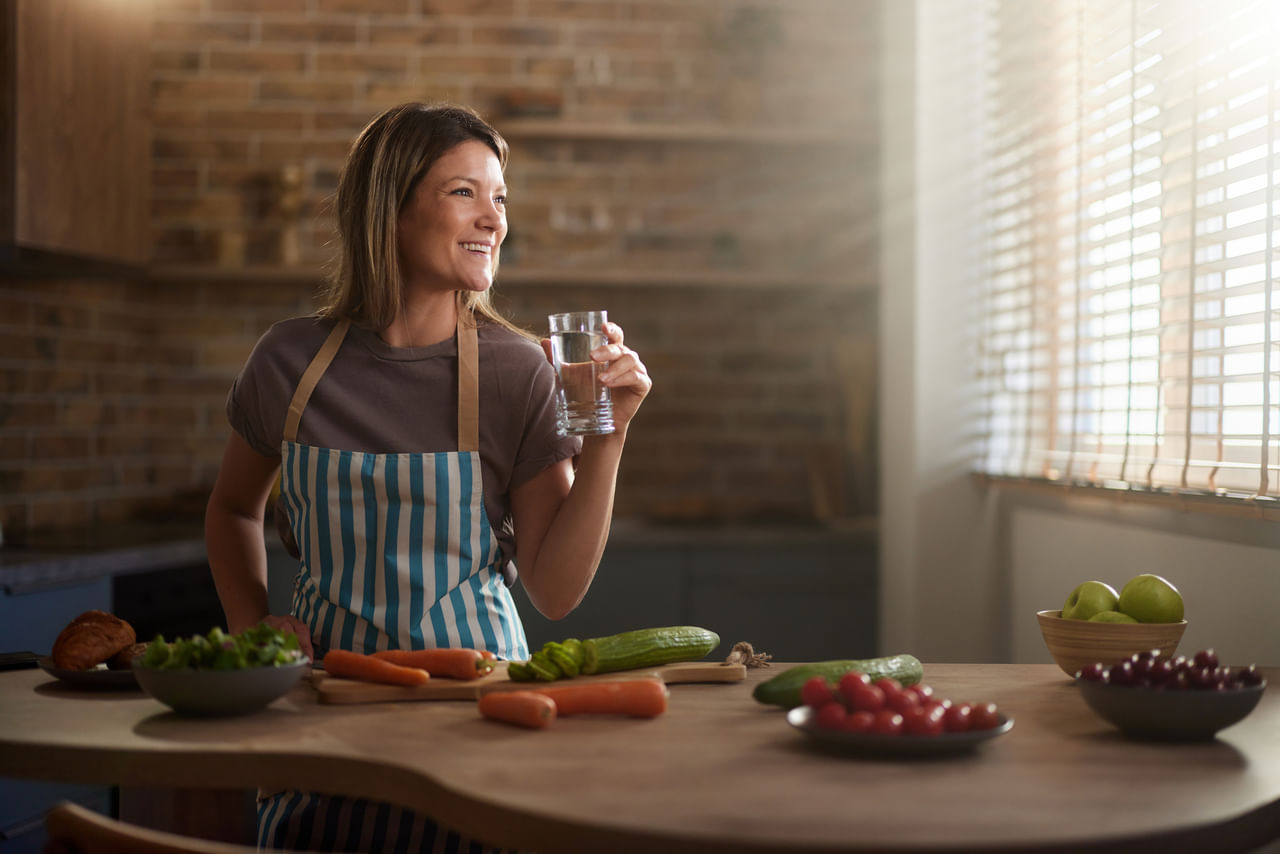 ഭക്ഷണത്തോടൊപ്പം വെള്ളം കുടിക്കേണ്ട എപ്പോഴാണെന്നത് സംബന്ധിച്ച് പലരിലും ആശയക്കുഴപ്പം നിലനിൽക്കുന്നുണ്ടാകും. വെള്ളം കുടിക്കുന്ന സമയം മാറിയാൽ ആത് ആരോ​ഗ്യത്തെ ബാധിക്കുമോ എന്ന് പോലും പലർക്കും സംശയമുണ്ട്. ശരിയാണ് തെറ്റായ സമയത്ത് വെള്ളം കുടിക്കുന്നത് ദഹനത്തെയും ഊർജ്ജത്തെയും ശരീരഭാരത്തെയും പോലും ബാധിക്കും. (Image Credits: GettyImages)