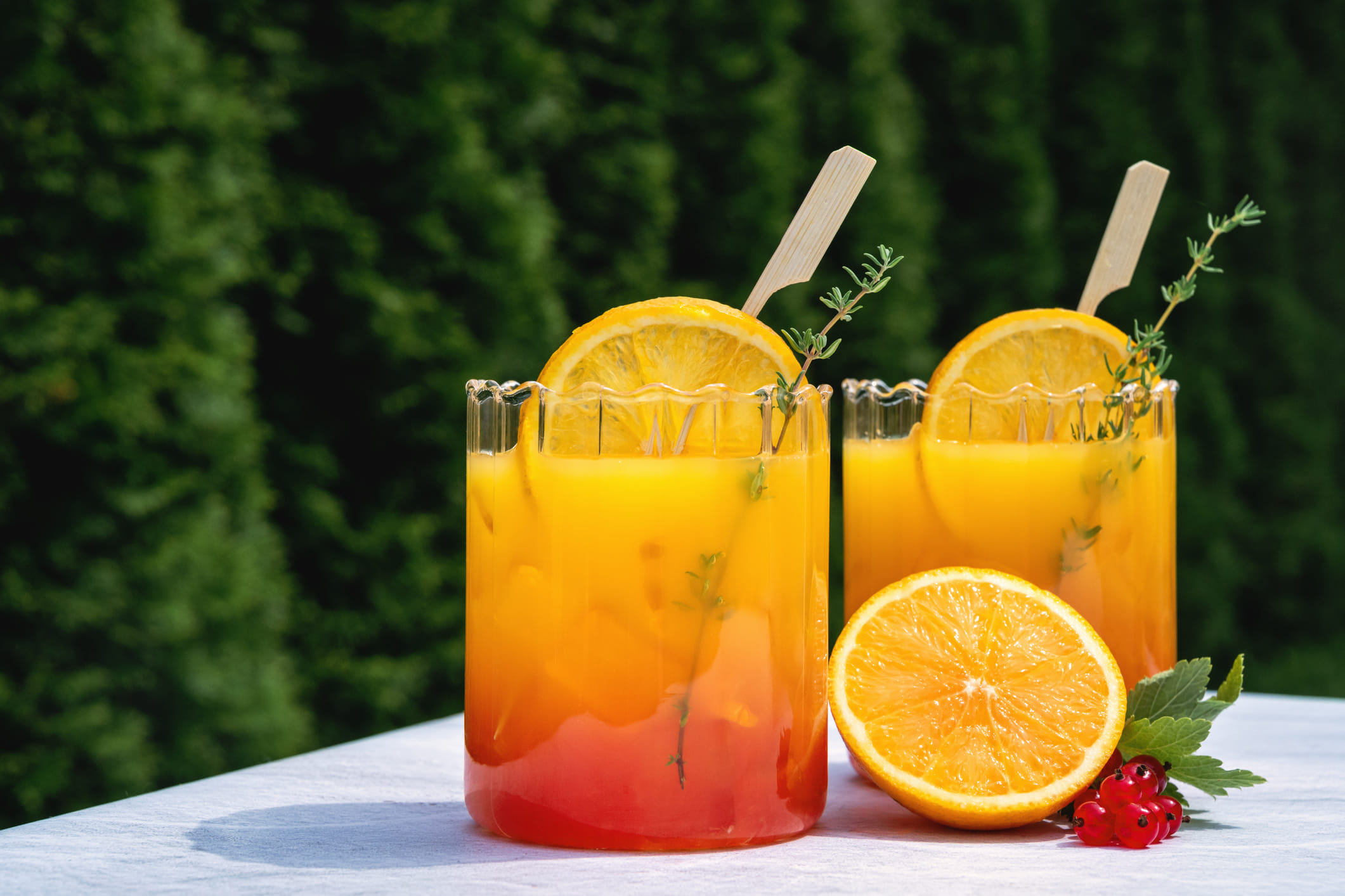 രണ്ടും ആരോഗ്യകരമാണെങ്കിലും, പ്രതിരോധശേഷി വർദ്ധിപ്പിക്കുന്നതിന് ഓറഞ്ച് ജ്യൂസാണോ നാരങ്ങാ വെള്ളമാണോ തിരഞ്ഞെടുക്കേണ്ടത് എന്ന കാര്യത്തിൽ പലരും പലപ്പോഴും ആശയക്കുഴപ്പത്തിലാണ്. രോഗപ്രതിരോധ ശേഷി ശക്തമായി നിലനിർത്തുന്നതിൽ വിറ്റാമിൻ സി ഒരു പ്രധാന പങ്ക് വഹിക്കുന്നു. ഓറഞ്ചും നാരങ്ങയും ഇവയുടെ മികച്ച ഉറവിടമാണ്.(Image Credits: Getty Images)
