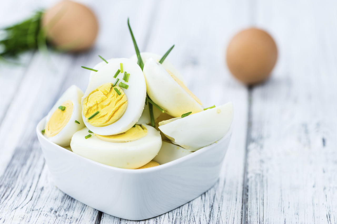 മുട്ട എത്ര നേരം വേവിക്കണം എന്നതിനുള്ള ഉത്തരം നിങ്ങളുളെ ആശ്രയിച്ചിരിക്കുന്നു. കാരണം മൃദുവായതോ, ഇടത്തരം അല്ലെങ്കിൽ കട്ടിയോടെയോ വേണമെന്നത് നിങ്ങളുടെ മാത്രം തിരഞ്ഞെടുപ്പാണ്.  ചൂടുവെള്ളത്തിലേക്ക് മുട്ട ഇടരുത്. തണുത്ത വെള്ളത്തിൽ ഇട്ടശേഷം മാത്രം മുട്ട പുഴുങ്ങിയെടുക്കുക. (Image Credits: Gettyimages)