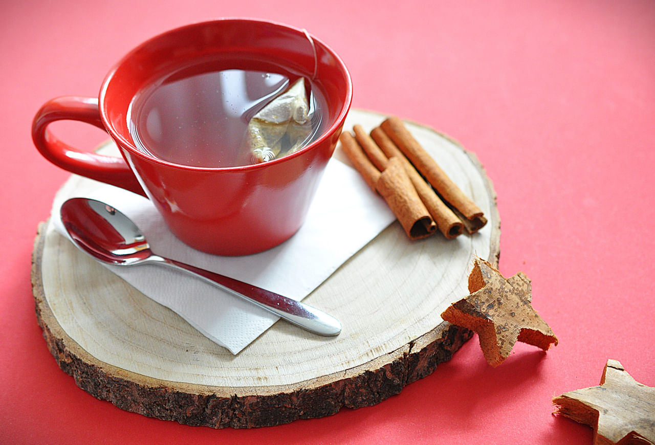 ഉറക്കമുണർന്ന ഉടനെ ചായ കുടിക്കുന്നത് പല്ലുകളിൽ കറ ഉണ്ടാക്കുകയും കാലക്രമേണ ഇനാമലിനെ ദുർബലപ്പെടുത്തുകയും ചെയ്യും. കാരണം, ചായയിൽ ചേർക്കുന്ന പഞ്ചസാര വായിലെ ബാക്ടീരിയകളെ പോഷിപ്പിക്കുന്നു, ഇത് വായിലെ ദ്വാരങ്ങൾ ഉണ്ടാകാനുള്ള സാധ്യത വർദ്ധിപ്പിക്കും. പല്ല് തേക്കുന്നതിന് മുമ്പ് ചായ കുടിക്കുന്നത് കാര്യങ്ങൾ കൂടുതൽ വഷളാക്കുന്നു. അതിനാൽ, രാവിലെ പല്ല് തേക്കാതെ ചായ കുടിക്കരുത്. (Image Credits: Gettyimages)