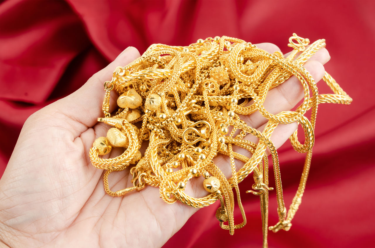 ടെറാക്കോട്ടാ ആഭരണങ്ങളാണ് നിങ്ങൾ ഉപയോ​ഗിക്കുന്നതെങ്കിൽ വെള്ളവും സോപ്പും ഉപയോ​ഗിച്ച് കഴുകി ഉണക്കി സൂക്ഷിക്കുക. ആക്സസറീസ് എപ്പോഴും വാർഡ്രോബിനുള്ളിൽ അടച്ച് സൂക്ഷിക്കുന്നതാണ് ഏറ്റവും ഉചിതം. ഹെയർ സ്പ്രേ, പെർഫ്യൂം, എന്നിവ ആഭരണങ്ങളി‍ൽ നേരിട്ട് ഏൽക്കാതിരിക്കാൻ പ്രത്യേകം ശ്രദ്ധിക്കണം. (Image Credits: Gettyimages)