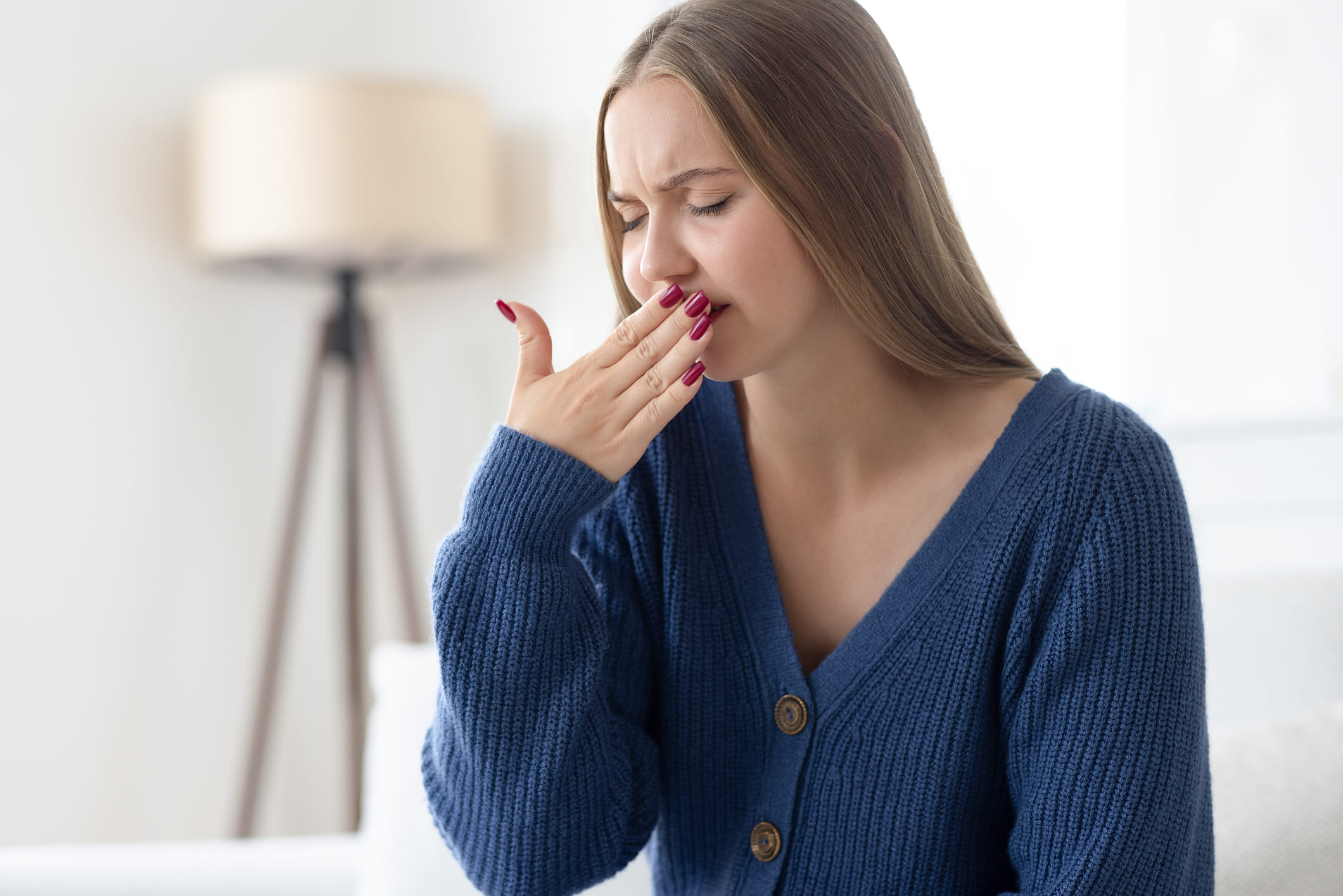 ഉള്ളി കഴിച്ചതിനുശേഷം ഏലക്കായ ചവയ്ക്കുന്നത് തൽക്ഷണം വായ്‌നാറ്റം ഇല്ലാതാക്കുന്നു. ഏലയ്ക്കയുടെ സ്വാഭാവിക ആൻറി ബാക്ടീരിയൽ ഗുണങ്ങൾ ശ്വസനത്തെ ശുദ്ധീകരിക്കുകയും, ദഹനവ്യവസ്ഥയെ ആരോ​ഗ്യകരമാക്കുകയും ചെയ്യുന്നു. കൂടാതെ ഭക്ഷണത്തിന് ശേഷമുള്ള വയറു വീർക്കൽ ഇല്ലാതാക്കാനും ഇതിലൂടെ സാധിക്കും.  (Image Credits: GettyImages)
