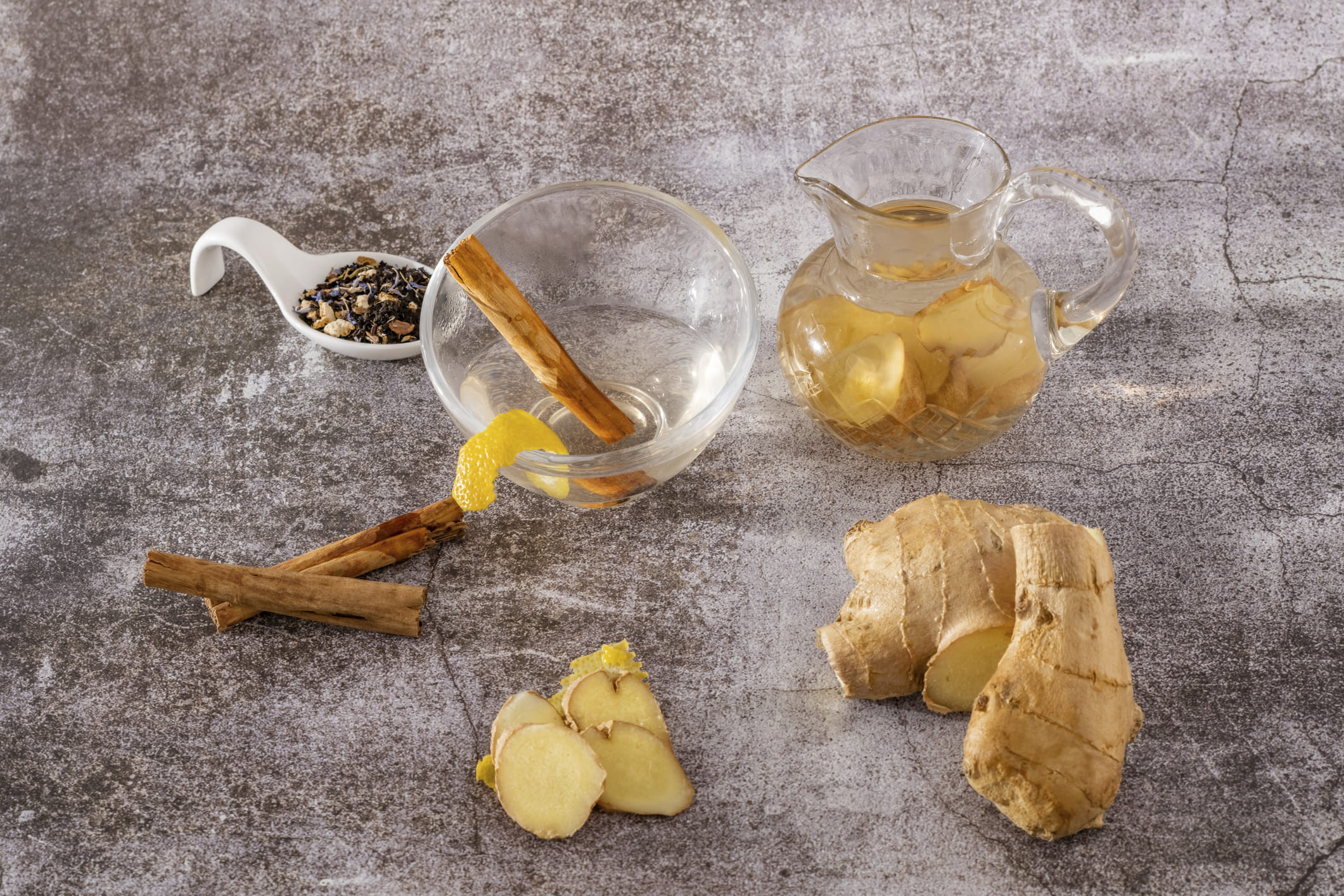 രാവിലെ തന്നെ വെറും വയറ്റിൽ ചായ കുടിക്കുന്നത്, അസിഡിറ്റിക്ക് കാരണമാകും. 2017 ലെ ഒരു ഗവേഷണ പ്രബന്ധം അനുസരിച്ച്, ചായയിലെ കഫീൻ ആസിഡ് ഉൽപാദനത്തെ ഉത്തേജിപ്പിക്കുകയും ഇത് വയറ്റിൽ അസ്വസ്ഥത ഉണ്ടാക്കുകയും ചെയ്യുന്നു. കൂടാതെ, ചായയിൽ ഇഞ്ചി, ഏലം തുടങ്ങിയ ചേർത്താൽ, അവ ഈ അവസ്ഥ വഷളാക്കുന്നു. (Image Credits: Gettyimages) 
