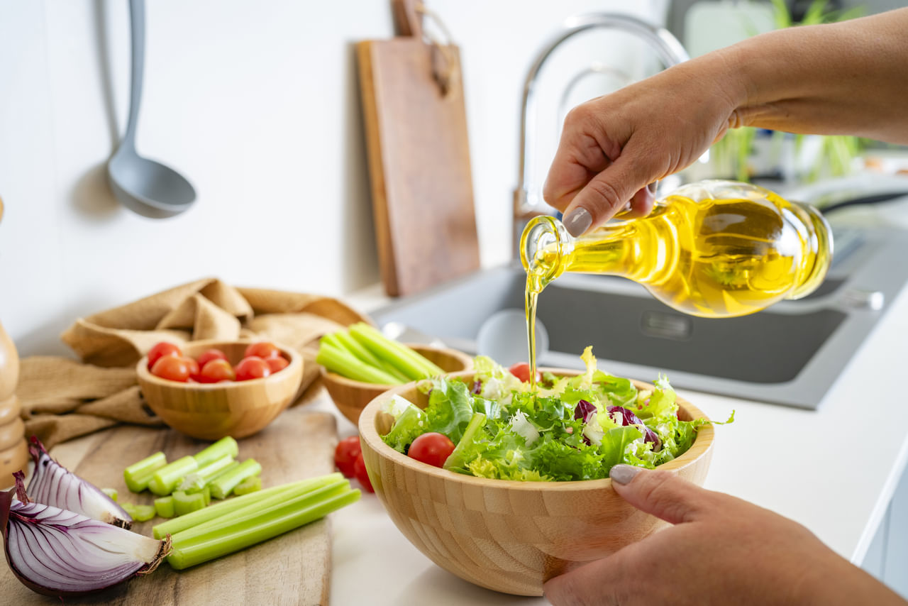 മിക്ക ഭക്ഷണങ്ങളും എണ്ണ ചേർത്താണ് നമ്മൾ ഉപയോഗിക്കുന്നത്. എന്നാൽ അമിതമായ ഉപയോഗം ആരോഗ്യത്തിന് അത്ര നല്ലതുമല്ല. എണ്ണയുടെ അമിത ഉപയോഗം നമ്മുടെ ശരീരത്തിലെ പല അവയവങ്ങൾക്കും കേടുപാടുകൾ വരുത്തും. കൂടാതെ ഗുരുതരമായ രോഗങ്ങളുടെ സാധ്യത വർദ്ധിപ്പിക്കുകയും ചെയ്യുന്നു. അഹമ്മദാബാദിലെ മെഡിക്കൽ കോളേജിലെ ഡയറ്റീഷ്യൻ ഡോ. ജ്യോതി സിംഗ് ഇതേക്കുറിച്ച് പറയുന്നത് എന്താണെന്ന് നോക്കാം. (Image Credits: Gettyimages)