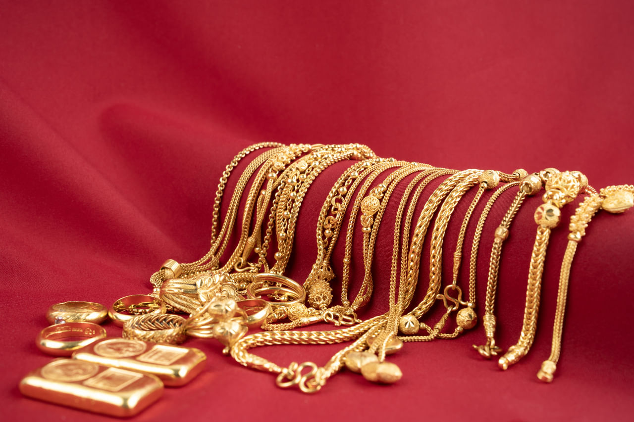 വെള്ളി ആഭരണങ്ങൾ മറ്റുള്ളവയ്ക്കൊപ്പം ഇട്ടാൽ വേ​ഗം കറുത്തുപോകും. അവ വെൽവെറ്റ് കവറുകളിലാക്കി സൂക്ഷിക്കുക. കമ്മലുകളിൽ ടാൽകം പൗഡർ പുരട്ടി ടിഷ്യൂ പേപ്പറിൽ പൊതിഞ്ഞു വച്ചാൽ നിറം മങ്ങാതെ ​ഒരുപാട് കാലം നിൽക്കും. കട്ടിയുള്ളതും വലിയ കല്ലുകളോടും കൂടിയ  ആഭരണങ്ങൾ വേനൽക്കാലത്ത് ഉപയോ​ഗിക്കാതിരിക്കുന്നതാണ് നല്ലത്.  (Image Credits: Gettyimages)