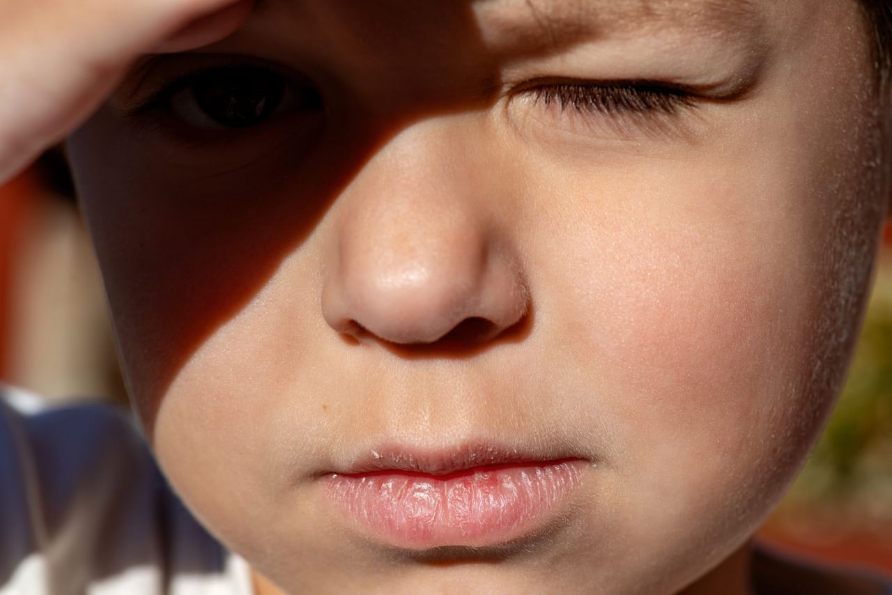 വെളിച്ചെണ്ണ: ചർമ്മത്തിന് തിളക്കം നൽകുന്ന ഒരു പ്രകൃതിദത്ത മോയ്‌സ്ചറൈസർ ആയ വെളിച്ചെണ്ണ നിങ്ങളുടെ ഇരുണ്ട ചുണ്ടുകൾക്ക് തിളക്കം നൽകാനും സഹായിക്കും. നിങ്ങളുടെ വിരൽത്തുമ്പിൽ ഒരു ചെറിയ അളവിൽ വെളിച്ചെണ്ണ ചുണ്ടിൽ പുരട്ടി സൗമ്യമായി മസാജ് ചെയ്യുക. എല്ലാ ദിവസവും രാത്രി മുഴുവൻ ഇത് പുരട്ടി ഫേസ് വാഷ് ഉപയോഗിച്ച് നിങ്ങളുടെ ചുണ്ടുകൾ വൃത്തിയാക്കുക. ശേഷം ജലാംശം നൽകുന്ന ബാം പുരട്ടാം. (Image Credits: Gettyimages)