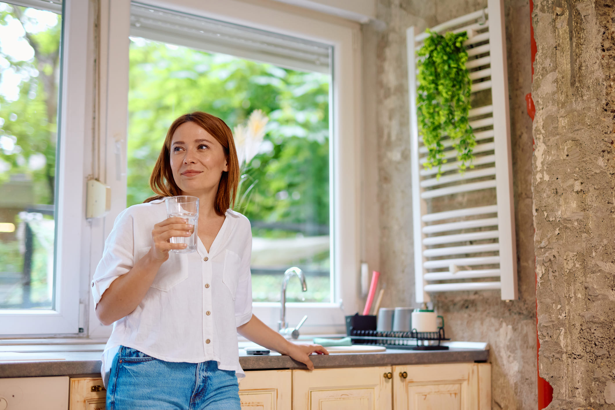 ഭക്ഷണത്തിനിടയിലും വലിയ അളവിൽ വെള്ളം കുടിക്കുന്നത് ആരോ​ഗ്യത്തിന് നല്ലതല്ല. എന്നാൽ ഭക്ഷണത്തിനിടയിൽ ചെറിയ അളവിൽ വെള്ളം കുടിക്കുന്നത് ഭക്ഷണം ദഹിപ്പിക്കാനും വിഴുങ്ങുന്നത് എളുപ്പമാക്കാനും സഹായിക്കും. വലിയ അളവിലായാൽ വയറുവേദനയ്ക്കും അസ്വസ്ഥതയ്ക്കും കാരണമാകും. (Image Credits: GettyImages)
