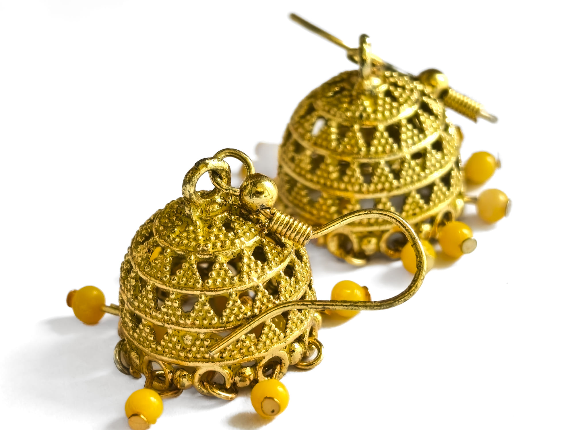 കമ്മലിടാത്ത പെൺകുട്ടികൾ കുറവാണ്. സ്വർണകമ്മലുകളാണേൽ കൂടുതൽ ഭം​ഗിയാണ്. എന്നാൽ ചിലർക്ക് കമ്മലുകൾ അണിയുമ്പോൾ പല തരത്തിലുള്ള അസ്വസ്ഥകൾ അനുഭവപ്പെട്ടേക്കാം. ചിലർക്ക് കാതിൽ ചൊറിച്ചിൽ, വേദന, വീർത്ത് വരുക, കാതിലെ ധ്വാരം വലുതാകുക, കാത് തൂങ്ങിപോവുക തുടങ്ങി നിരവധി പ്രശ്നങ്ങളാണ് നേരിടുന്നത്. ചിലപ്പോൾ കമ്മലുകൾ അണിയുമ്പോഴുള്ള ചെറിയ അശ്രദ്ധ അവ നഷ്ടപ്പെടുത്തിയേക്കാം. എന്നാൽ ഇത്തരം പ്രശ്നങ്ങൾ ഈസിയായി എങ്ങനെ കൈകാര്യം ചെയ്യാമെന്ന് നമുക്ക് നോക്കാം. (Image Credits: Unsplash/Getty Images)
