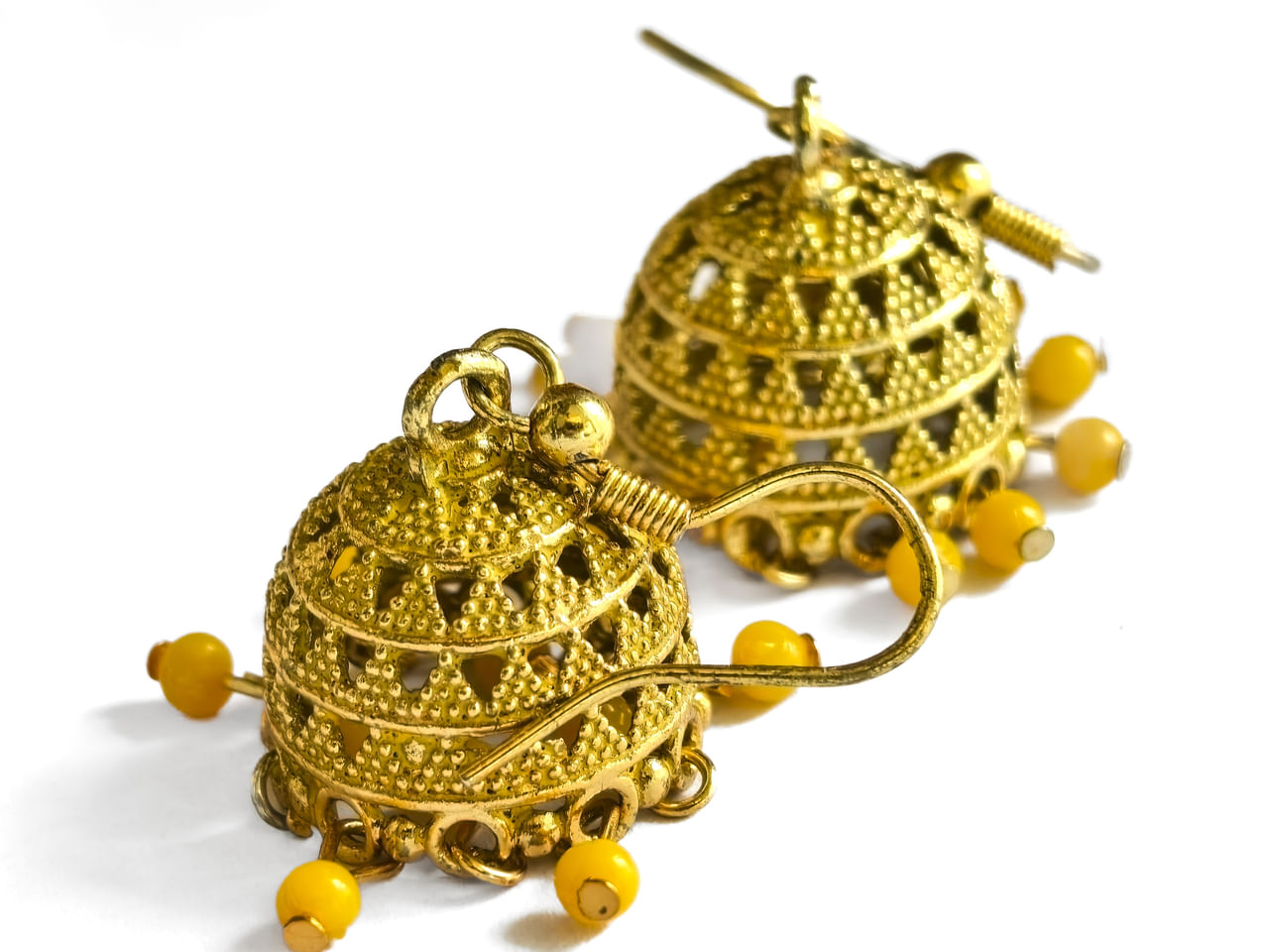 കമ്മലിടാത്ത പെൺകുട്ടികൾ കുറവാണ്. സ്വർണകമ്മലുകളാണേൽ കൂടുതൽ ഭം​ഗിയാണ്. എന്നാൽ ചിലർക്ക് കമ്മലുകൾ അണിയുമ്പോൾ പല തരത്തിലുള്ള അസ്വസ്ഥകൾ അനുഭവപ്പെട്ടേക്കാം. ചിലർക്ക് കാതിൽ ചൊറിച്ചിൽ, വേദന, വീർത്ത് വരുക, കാതിലെ ധ്വാരം വലുതാകുക, കാത് തൂങ്ങിപോവുക തുടങ്ങി നിരവധി പ്രശ്നങ്ങളാണ് നേരിടുന്നത്. ചിലപ്പോൾ കമ്മലുകൾ അണിയുമ്പോഴുള്ള ചെറിയ അശ്രദ്ധ അവ നഷ്ടപ്പെടുത്തിയേക്കാം. എന്നാൽ ഇത്തരം പ്രശ്നങ്ങൾ ഈസിയായി എങ്ങനെ കൈകാര്യം ചെയ്യാമെന്ന് നമുക്ക് നോക്കാം. (Image Credits: Unsplash/Getty Images)