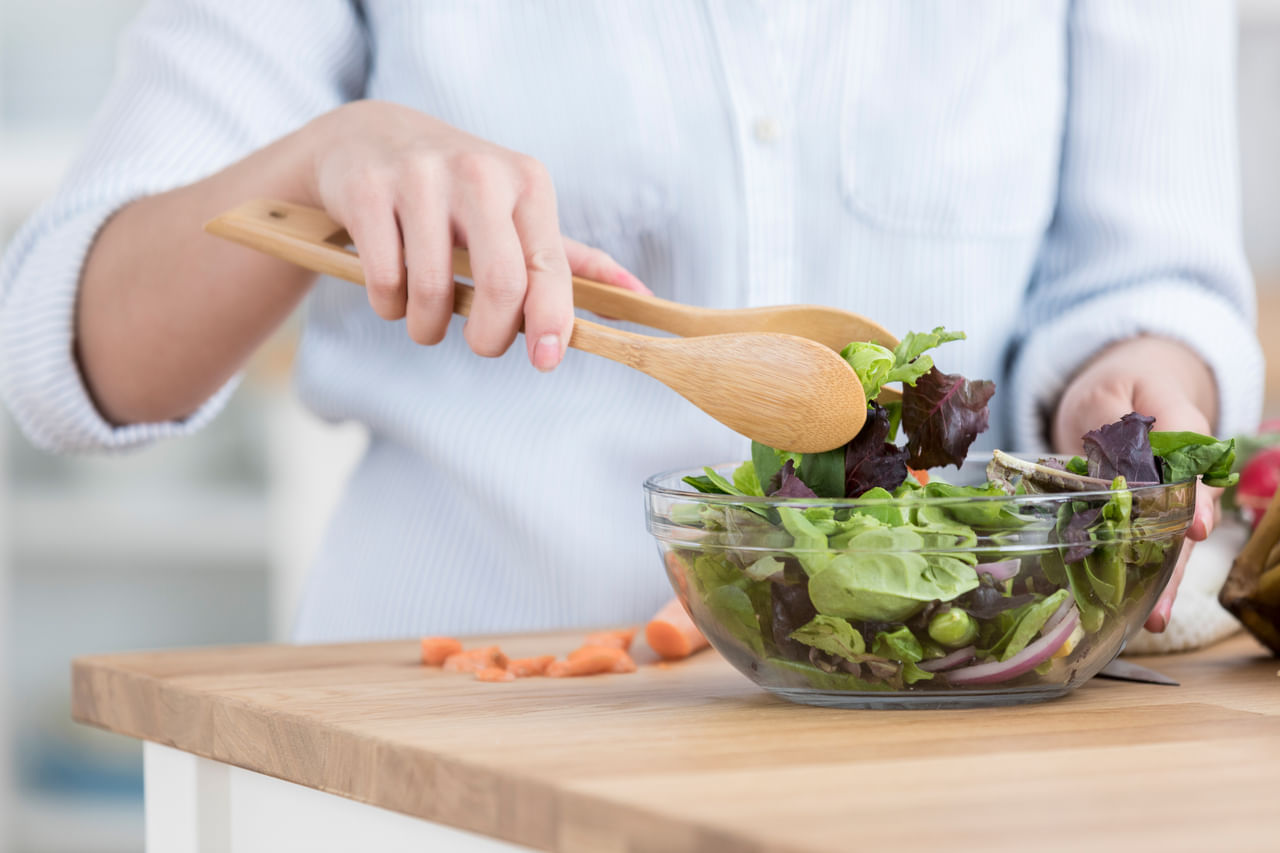 ‍കാർബോഹൈഡ്രേറ്റ് വളരെ കുറച്ച് കഴിക്കുന്നത് സ്ത്രീകളിൽ ഊർജ്ജം നഷ്ടമാകാനും ഹോർമോണുകളെ തടസ്സപ്പെടുത്താനും കാരണമാകും. കാർബോഹൈഡ്രേറ്റ് ഉപഭോഗം കുറയ്ക്കുന്നത് ഗുണം ചെയ്യുമെങ്കിലും, അവ പൂർണമായും ഒഴിവാക്കുന്നത് പ്രതികൂല ഫലങ്ങൾ ഉണ്ടാക്കും. മൊത്തത്തിലുള്ള ആരോഗ്യം നിലനിർത്തുന്നതിന് മിതമായ അളവിൽ മില്ലറ്റ്, ഓട്സ്, പഴങ്ങൾ, പയർവർഗ്ഗങ്ങൾ തുടങ്ങിയവ കഴിക്കാവുന്നതാണ്. (Image Credits: GettyImages)