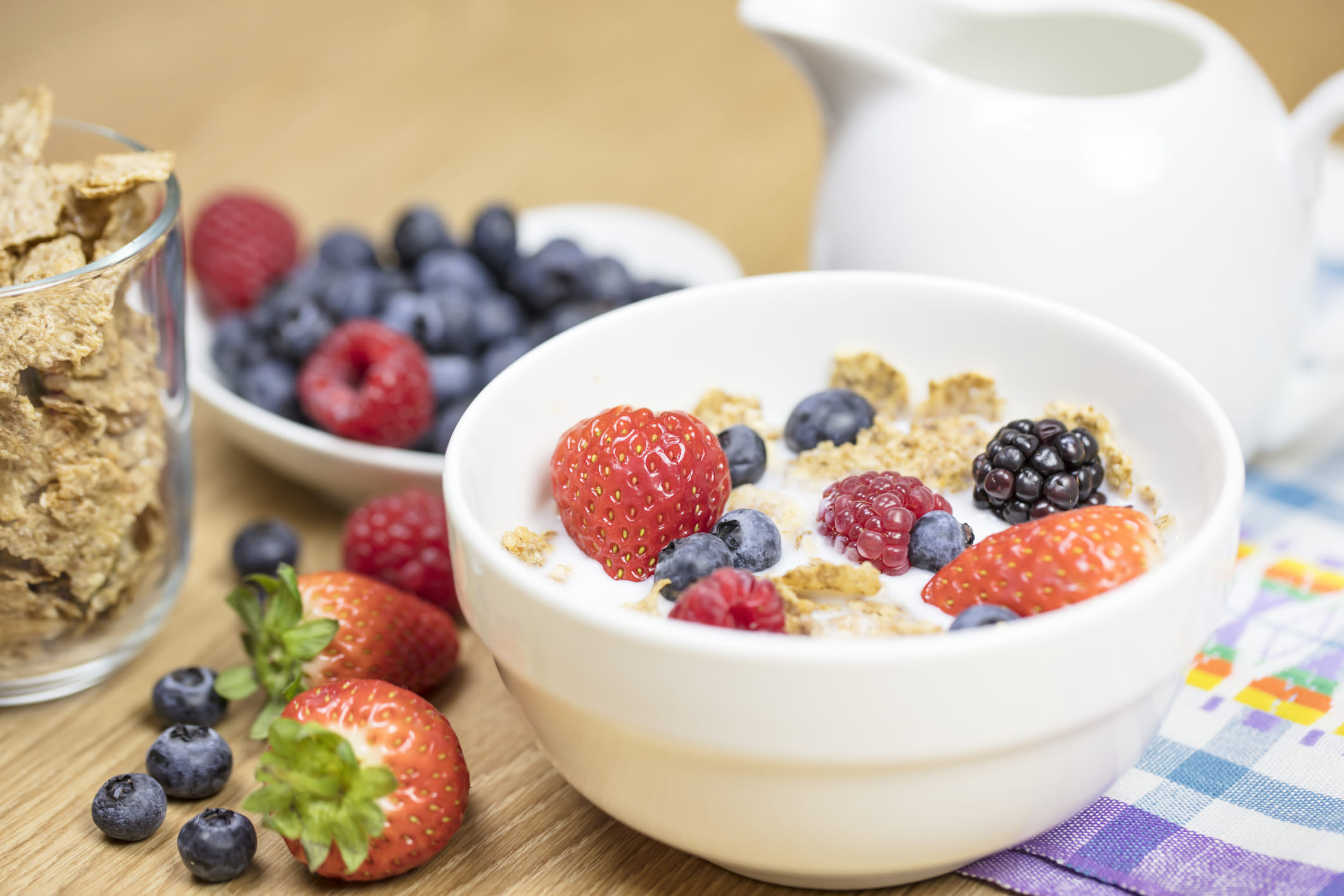 നാരുകൾ അടങ്ങിയ ഭക്ഷണങ്ങൾ ഏതെല്ലാമെന്ന് തിരിച്ചറിഞ്ഞ് കഴിക്കുന്നതിലൂടെ നിരവധി ​ഗുണങ്ങളാണ് നിങ്ങളെ കാത്തിരിക്കുന്നത്. പോഷകാഹാര വിദഗ്ധൻ കൃഷ് ഭാട്ടിയ ഇതേക്കുറച്ച് പറയുന്നത് എന്താണെന്ന് നമുക്ക് നോക്കാം. നാരുകൾ ദഹനത്തിന് മാത്രമല്ല സഹായിക്കുന്നത്. ഇത് രക്തത്തിലെ പഞ്ചസാര നിയന്ത്രിക്കും, കൊളസ്ട്രോൾ കുറയ്ക്കുന്നു, കുടലിന്റെ ആരോഗ്യം കാക്കുന്നു, വിശപ്പ് ശമിപ്പിക്കും തുടങ്ങി നിരവധി ​ഗുണങ്ങളുണ്ട്. (Image Credits: Getty Images)
