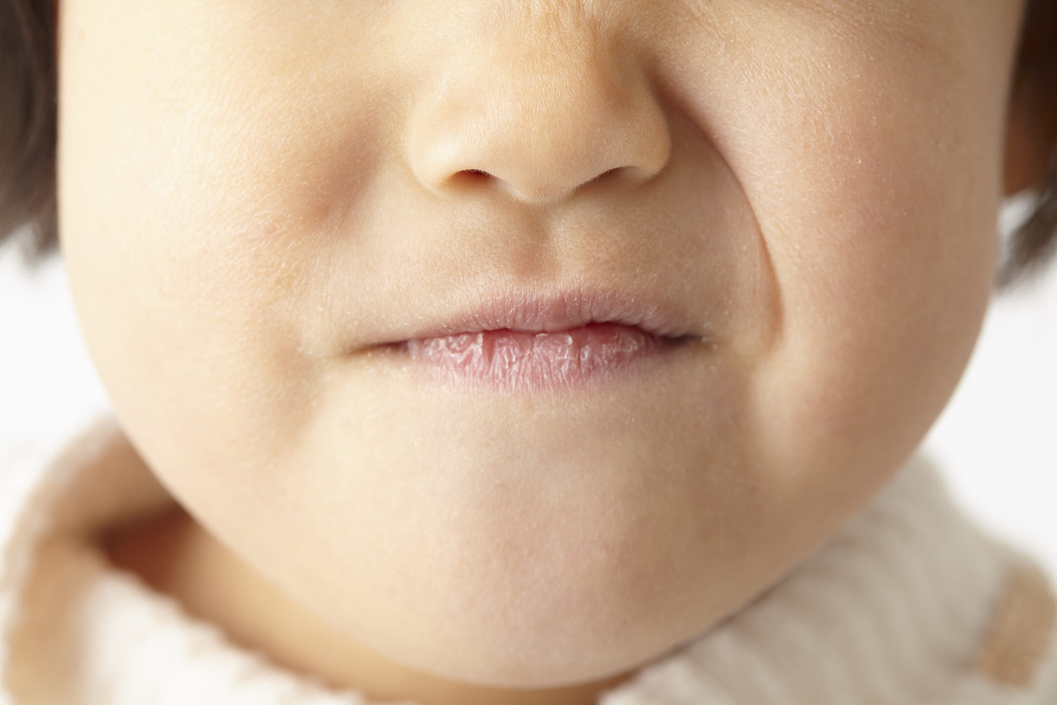 തേൻ: ചർമ്മത്തിന് തിളക്കം നൽകുന്ന ഒരു പ്രകൃതിദത്ത ഹ്യുമെക്റ്റന്റാണ് തേൻ. ദിവസവും തേൻ പുരട്ടുന്നത് ഇരുണ്ട ചുണ്ടുകൾക്ക് തിളക്കം നൽകാൻ സഹായിക്കും. തേൻ എങ്ങനെ ഉപയോ​ഗിക്കണമെന്ന് നോക്കാം. നിങ്ങളുടെ വിരൽത്തുമ്പിലോ കോട്ടണിലോ തേൻ പുരട്ടി അത് ചുണ്ടിൽ തേക്കാം. 15 മിനിറ്റ് വയ്ക്കാൻ അനുവദിക്കുക. തുടർന്ന് ചെറുചൂടുള്ള വെള്ളത്തിൽ ചുണ്ടുകൾ വൃത്തിയാക്കുക. ശേഷം തുണിയുപയോ​ഗിച്ച് തുടച്ച്, ഒരു ജലാംശം നൽകുന്ന ലിപ് ബാം പുരട്ടുക. എല്ലാ ദിവസവും ഈ രീതി ആവർത്തിക്കുന്നതിലൂടെ നല്ല മാറ്റം ലഭിക്കും. (Image Credits: Gettyimages)
