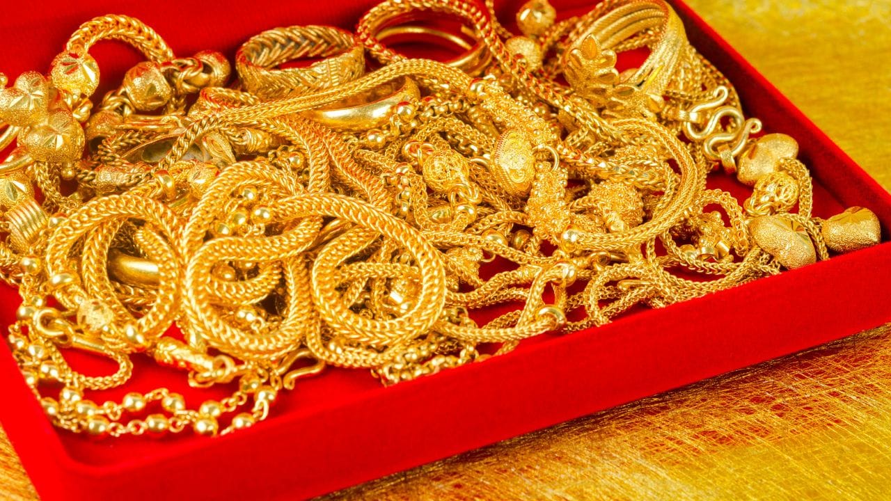 എന്നാല്‍ സമുദ്രത്തിലുള്ള സ്വര്‍ണം അങ്ങനെ എടുക്കാന്‍ പറ്റുന്നതല്ല. അറ്റ്‌ലാന്റിക്, വടക്കുകിഴക്കന്‍ പസഫിക് എന്നിവിടങ്ങളിലെ കടല്‍ വെള്ളത്തില്‍ സ്വര്‍ണമുണ്ടെന്നാണ് എര്‍ത്ത് ആന്‍ഡ് പ്ലാനറ്ററി സയന്‍സ് ലെറ്റേഴ്‌സില്‍ പ്രസിദ്ധീകരിച്ച പഠനത്തില്‍ പറയുന്നത്. 

