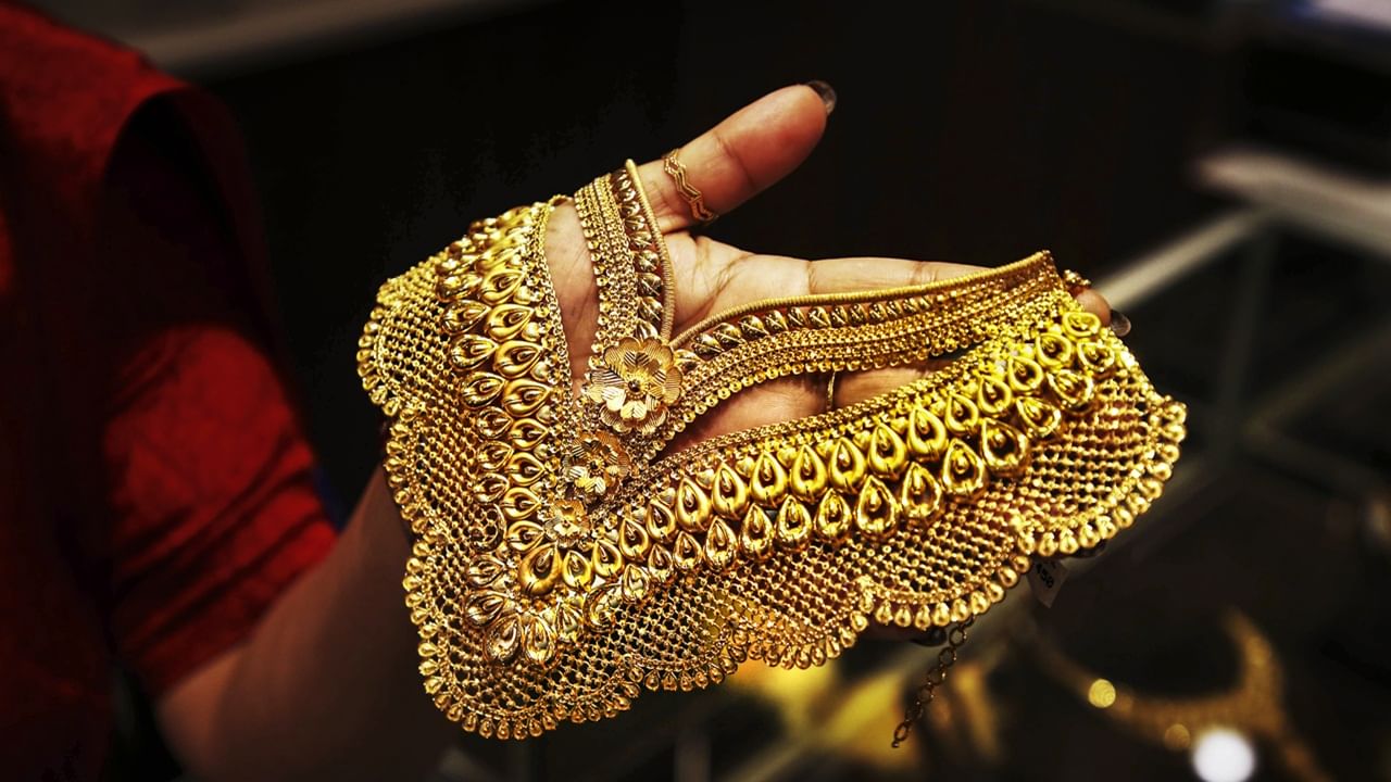 Gold Rate Today: എന്നാലും എൻ്റെ പൊന്നേ! സ്വർണവില പുതിയ റെക്കോർഡിൽ; ഇന്നത്തെ നിരക്ക് അറിയാം