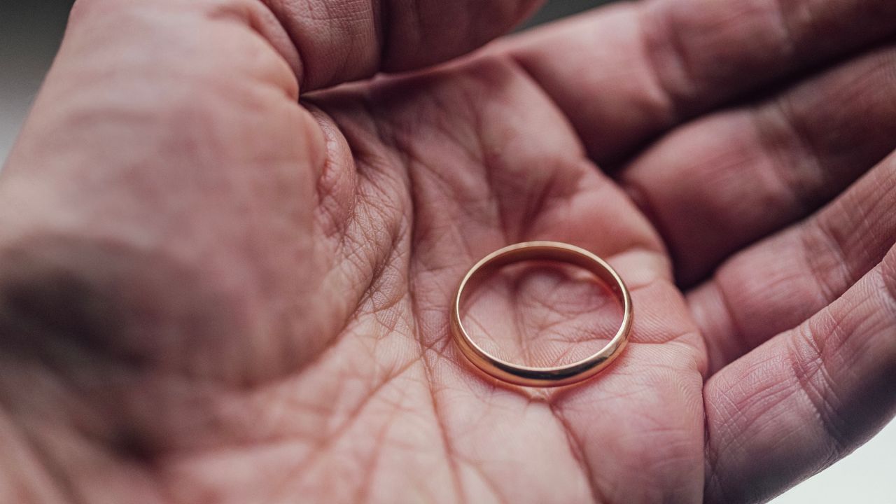 നമ്മുടെ നാട്ടിലെ ഭൂരിഭാഗം ആളുകളുടെയും വിരലുകളില്‍ ഒരു സ്വര്‍ണ മോതിരമെങ്കിലും ഉണ്ടാകും. മോതിരം, ചെയിന്‍ പോലുള്ള സ്വര്‍ണാഭരണങ്ങള്‍ ധരിച്ചാകും കുളിക്കുന്നതും. എന്നാല്‍ ഇത് ആഭരണങ്ങള്‍ക്ക് നല്ലതാണോ?