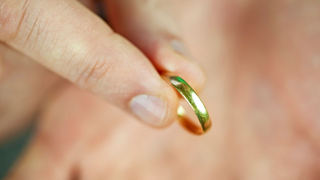 അതിനാല്‍ തന്നെ ഇത്തരം സാഹചര്യങ്ങളില്‍ കുളത്തിലോ കടലിലോ കുളിക്കുകയാണെങ്കില്‍ സ്വര്‍ണാഭരണങ്ങള്‍ ധരിക്കുന്നത് ഒഴിവാക്കാം. സ്വര്‍ണം ധരിച്ച് കുളിക്കുകയാണെങ്കില്‍ ആഭരണം നന്നായി ഉണക്കുക. അമിത ഈര്‍പ്പം ആഭരണത്തെ മോശമാക്കും.