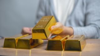 Gold vs Dollar: ഡോളർ വീണു, രാജാവായി സ്വർണം; വില കുതിപ്പിലും വാങ്ങാൻ വൻ തിരക്ക്, കാരണമിത്