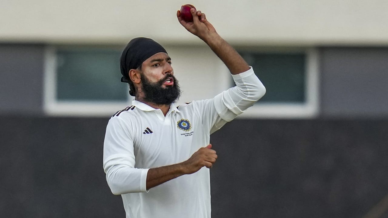 ആദ്യ ഇന്നിങ്‌സില്‍ 57 റണ്‍സെടുത്ത ദേവ്ദത്ത് പടിക്കല്‍, 54 റണ്‍സെടുത്ത റിക്കി ഭുയി, 58 റണ്‍സെടുത്ത തനയ് ത്യാഗരാജന്‍ എന്നിവരും തിളങ്ങി. നിധീഷിനെ കൂടാതെ നാല് വിക്കറ്റെടുത്ത ഗുര്‍ജപ്‌നീത് സിങും ബൗളിങില്‍ മികച്ച പ്രകടനം പുറത്തെടുത്തു (Image Credits: PTI)