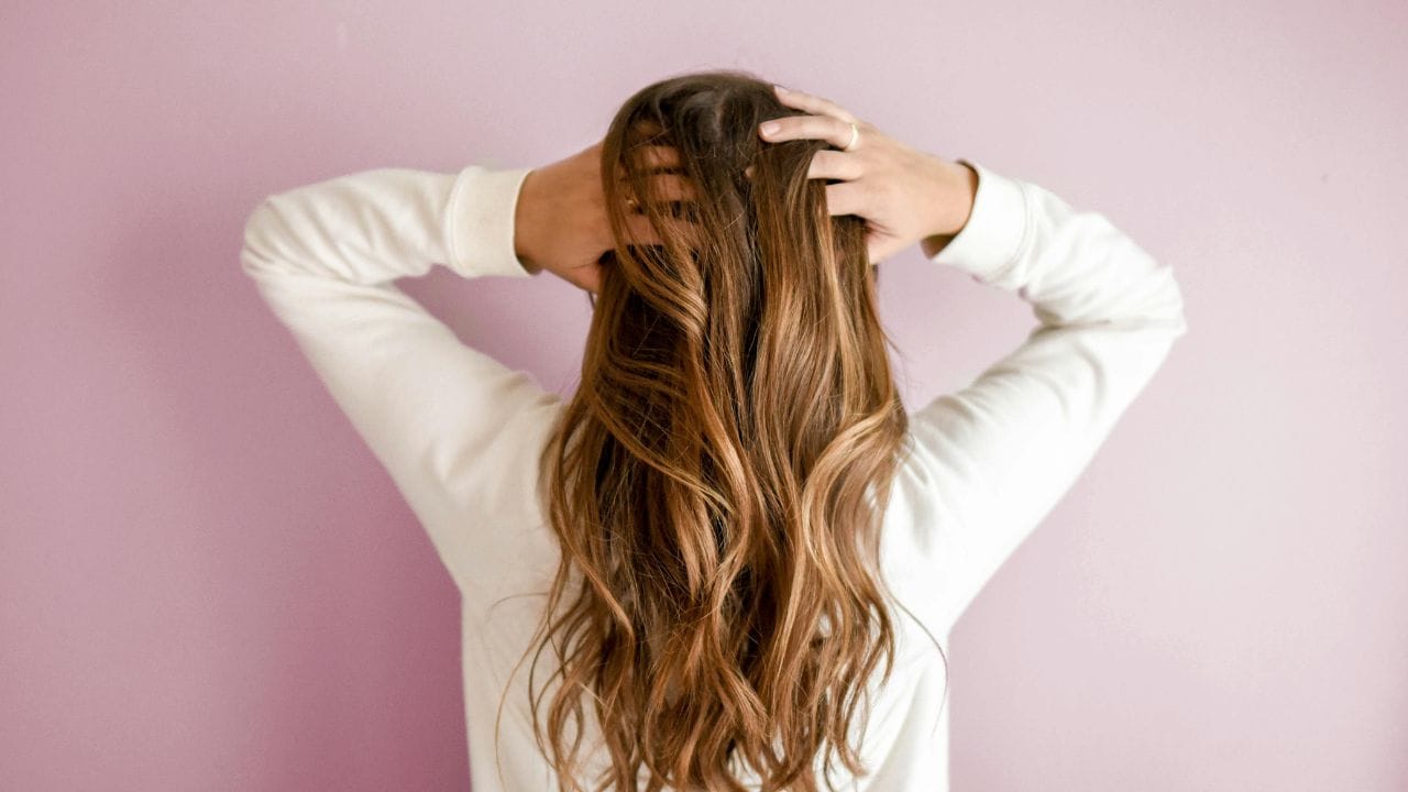 എന്തൊക്കെ ചെയ്തിട്ടും മുടികൊഴിച്ചിൽ മാറുന്നില്ല? ജനിതകമോ കാലാവസ്ഥയോ മാത്രമല്ല നമ്മുടെ ഉറക്കം മുതൽ ഭക്ഷണം വരെ മുടിയുടെ ആരോഗ്യത്തെ സ്വാധീനിക്കുന്നു. നമ്മൾ അധികം ശ്രദ്ധിക്കാതെ പോകുന്ന ചില ശീലങ്ങളാകാം മുടികൊഴിച്ചിലിലേക്ക് നയിക്കുന്നത്. (Image Credits: Pexels)