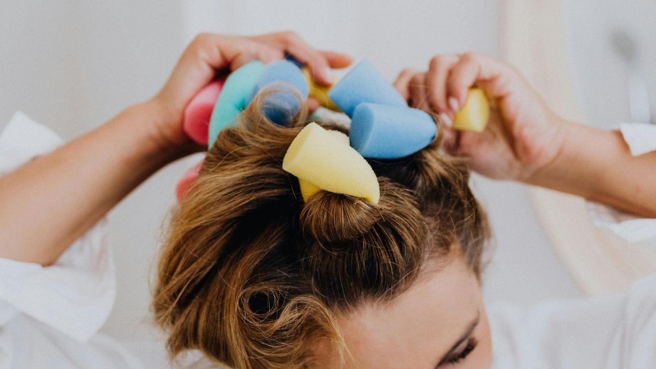 മുടിയിൽ പല പരീക്ഷണങ്ങൾ നടത്തുന്നതും മുടികൊഴിച്ചിലിന് കാരണമാകുന്നു. ഹെയര്‍ സ്‌ട്രെയ്റ്റ്‌നര്‍, കേളിങ് ടൂള്‍സ്, ബ്ലോ ഡ്രയറുകള്‍ എന്നിവയെല്ലാം അമിതമായി ഉപയോഗിക്കുന്നത് മുടിയുടെ ആരോഗ്യത്തിന് അത്ര നല്ലതല്ല. ഇവ മുടി വരണ്ടതാക്കുന്നു. (Image Credits: Pexels)
