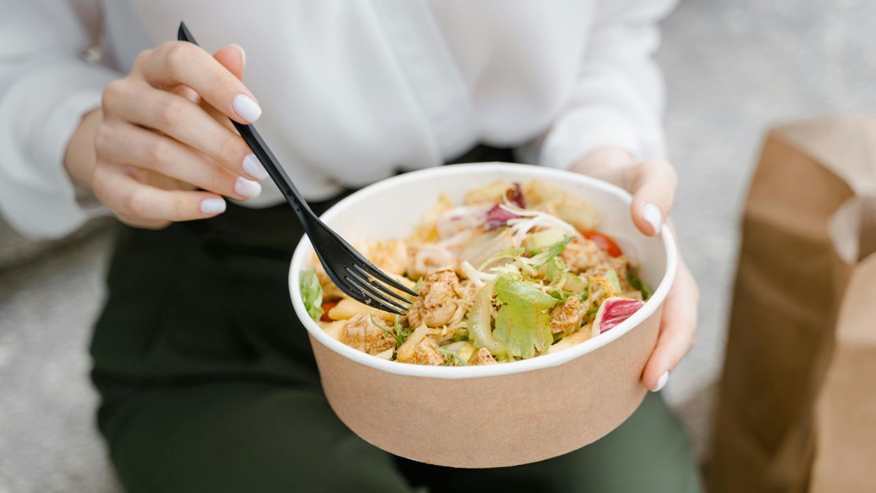 ശരീരഭാരം കുറയ്ക്കാനും മറ്റുമായി പലരും ഭക്ഷണം ഒഴിവാക്കാറുണ്ട്. എന്നാൽ, തലമുടിയുടെ വളർച്ചയ്ക്ക് പ്രോട്ടീന്, അയണ്, ആരോഗ്യകരമായ കൊഴുപ്പ്, വിറ്റാമിനുകള് എന്നിവ വളരെ പ്രധാനമാണ്. ആവശ്യമായ പോഷകങ്ങൾ ലഭിച്ചില്ലെങ്കിൽ മുടി പൊട്ടിപ്പോകാനും കൊഴിയാനുമെല്ലാം സാധ്യതയുണ്ട്. (Image Credits: Pexels)