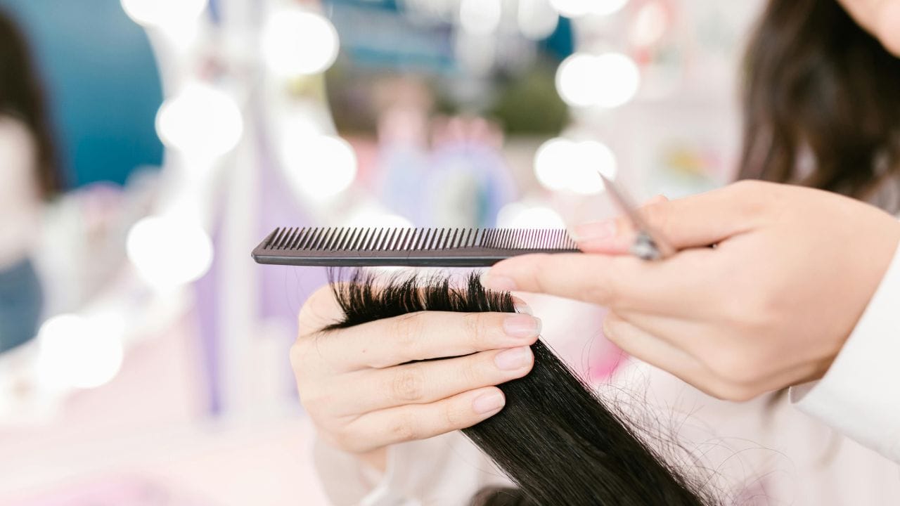 അറ്റം ട്രിം ചെയ്യുന്നതും നിങ്ങളുടെ മുടി സംരക്ഷണത്തിന്റെ ഭാഗമാക്കുക. എത്ര തവണ ട്രിം ചെയ്യുന്നു എന്നത് മുടിയുടെ തരം അനുസരിച്ചാണ് നിശ്ചയിക്കേണ്ടത്. എങ്കിലും കുറഞ്ഞത് മൂന്ന് മാസം കൂടുമ്പോഴെങ്കിലും മുടി ട്രിം ചെയ്തിരിക്കണം. (Image Credits: Pexels)