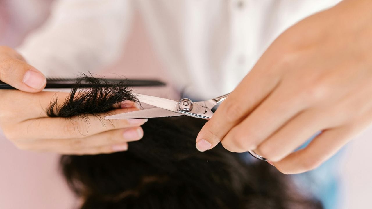 മുടി ട്രിം ചെയ്യണമെന്ന് പറയുന്നത് അറ്റം പിളരുന്നത് ഒഴിവാക്കാനാണ്. അറ്റം മുറിക്കുന്നത് മുടി ആരോഗ്യകരമായി വളരാൻ സഹായിക്കുന്നു. നീളമുള്ള മുടി വേണമെന്നാണ് ആഗ്രഹിക്കുന്നതെങ്കിൽ ഇത് വളരെ പ്രധാനമാണ്. (Image Credits: Pexels)
