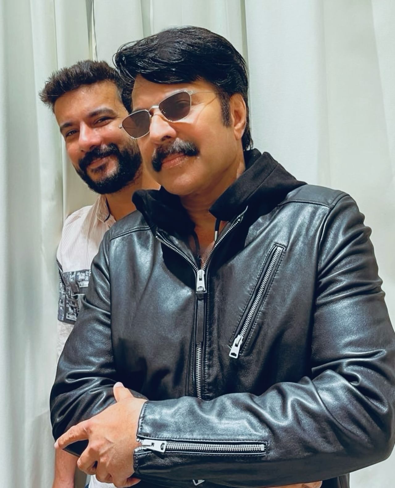 കലാമൂല്യമുള്ള സൂപ്പർ ഡ്യൂപ്പർ ഹിറ്റായ ഒരു സിനിമ പോലെയാണ് മമ്മൂട്ടിയെന്നും എവിടെ പോയാലും വീണ്ടും കാണാൻ തോന്നുമെന്നും നടൻ പറഞ്ഞു. കൂടാതെ നല്ല സിനിമകൾ അത്ഭുതമാണ് അതുപോലെ മമ്മൂക്കയുമെന്നാണ്  നടൻ കൂട്ടിച്ചേർത്തത്. തന്റെ ഫേസ്ബുക്കിലൂടെ മമ്മൂട്ടിക്ക് ഒപ്പം നിൽക്കുന്ന ചിത്രം പങ്കുവെച്ചാണ് രമേഷ് പിഷാരടി ആശംസ പങ്കുവച്ചത്.