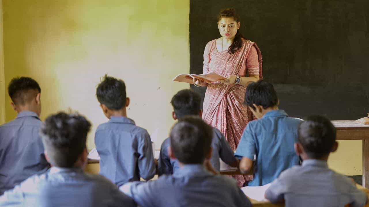Happy Teachers Day 2025: അറിവിൻ്റെ വഴികാട്ടികൾക്ക് ഒരു സ്നേഹ സന്ദേശം; അധ്യാപക ദിനത്തിൽ ആശംസകൾ അറിയിക്കാം