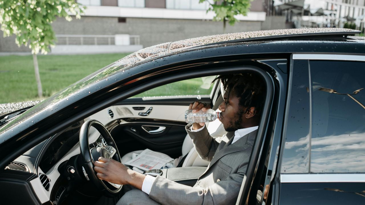 ഇത്തരത്തിൽ ദീര്‍ഘകാലം കാറിൽ സൂക്ഷിച്ച കുപ്പി വെള്ളം കുടിക്കുന്നത് ദഹന പ്രശ്‌നങ്ങള്‍, വയറിലെ അസ്വസ്ഥത, അണുബാധ തുടങ്ങിയവയ്ക്ക് കാരണമാകും. (Image Credits: Pexels)