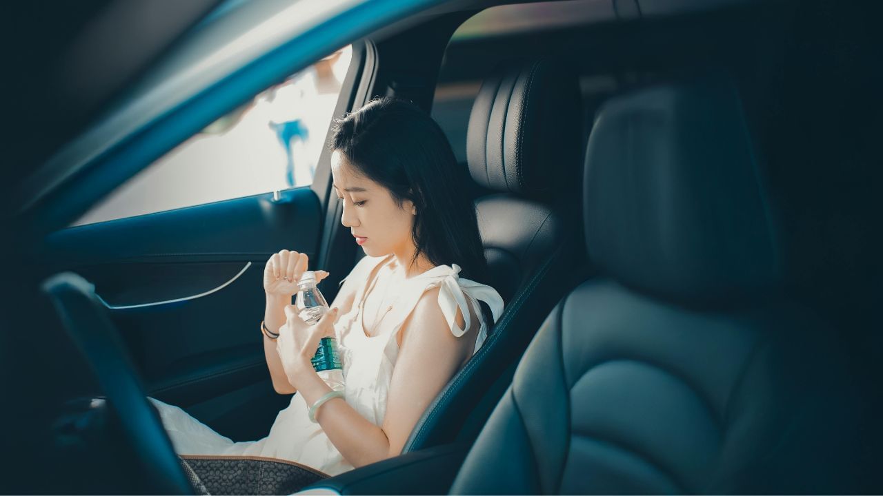 യാത്ര ചെയ്യുമ്പോൾ വാഹനങ്ങളിൽ കുപ്പിവെള്ളം സൂക്ഷിക്കുന്നത് പതിവാണ്. എന്നാൽ, അന്നത്തെ ഉപയോഗം കഴിഞ്ഞ ശേഷവും ഇത് പല ദിവസങ്ങൾ കാറിൽ തന്നെ സൂക്ഷിക്കും. പിന്നീട് ആ വെള്ളം തന്നെ പിന്നെയും കുടിക്കാറുണ്ട്. എന്നാൽ, ഇത് പല ആരോഗ്യ പ്രശ്നങ്ങൾക്കും കാരണമാകുമെന്ന് പഠനങ്ങൾ പറയുന്നു. (Image Credits: Pexels)